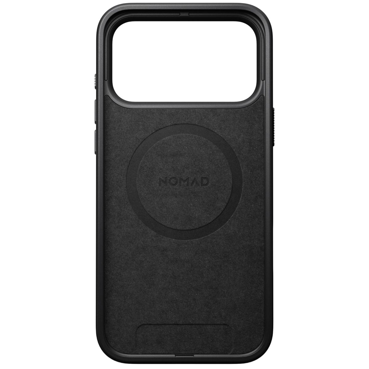 Una custodia nera per telefono con area di ricarica MagSafe circolare e logo 'NOMAD'. Con ritaglio per fotocamera e pulsanti laterali.