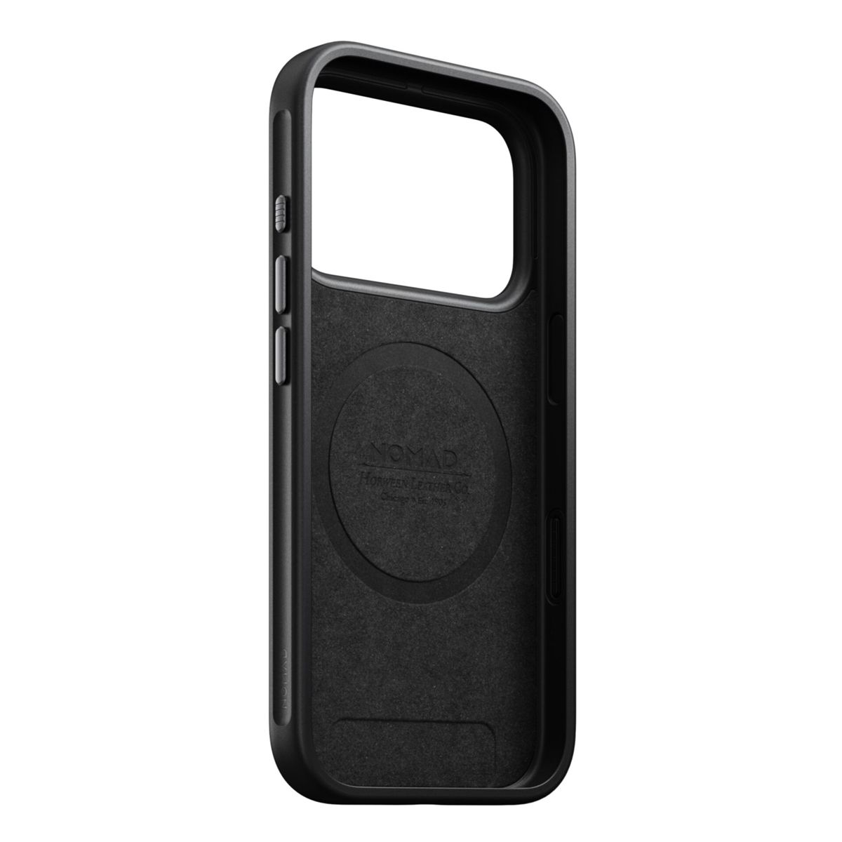 Custodia nera per telefono con un ritaglio per la fotocamera e pulsanti laterali. All'interno il nome del marchio Nomad.