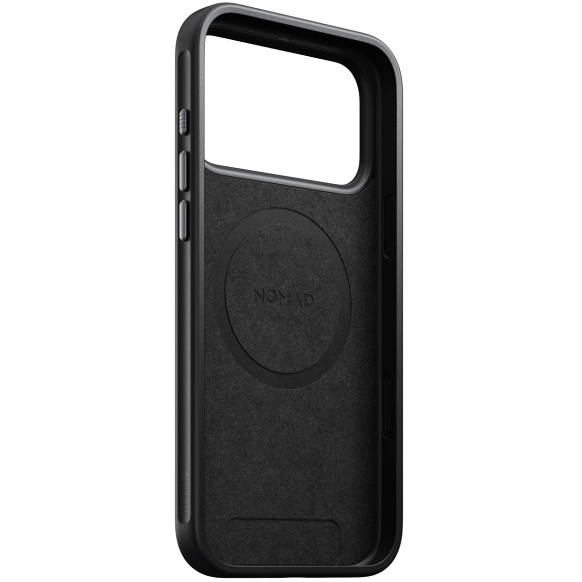 Una custodia nera per telefono con un ritaglio per la fotocamera. L'interno ha un'area magnetica rotonda con la parola 'NOMAD'.