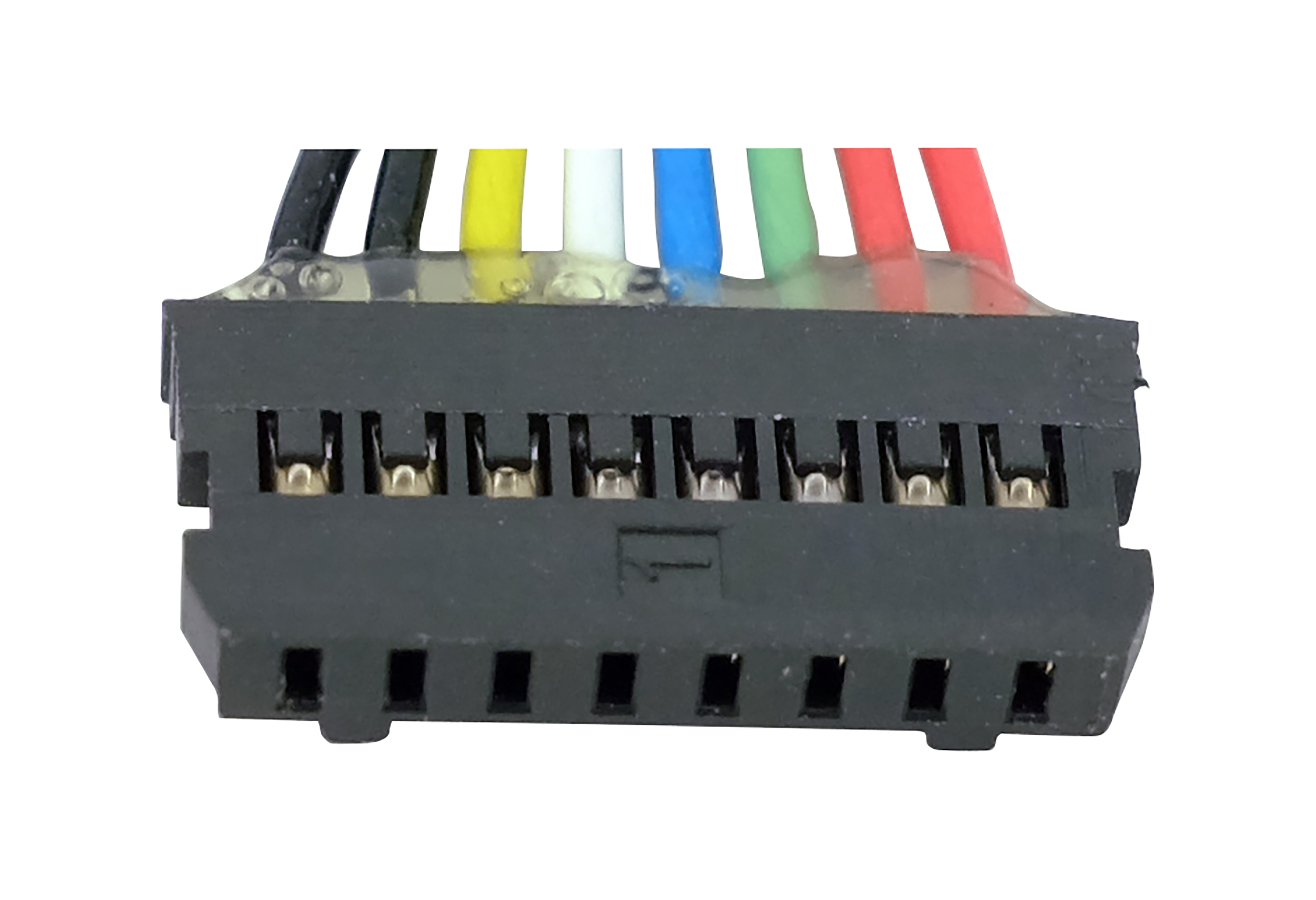 Ein schwarzer Stecker mit mehreren farbigen Drähten: schwarz, gelb, weiß, blau, grün und rot. Drähte sind mit Metallstiften verbunden.