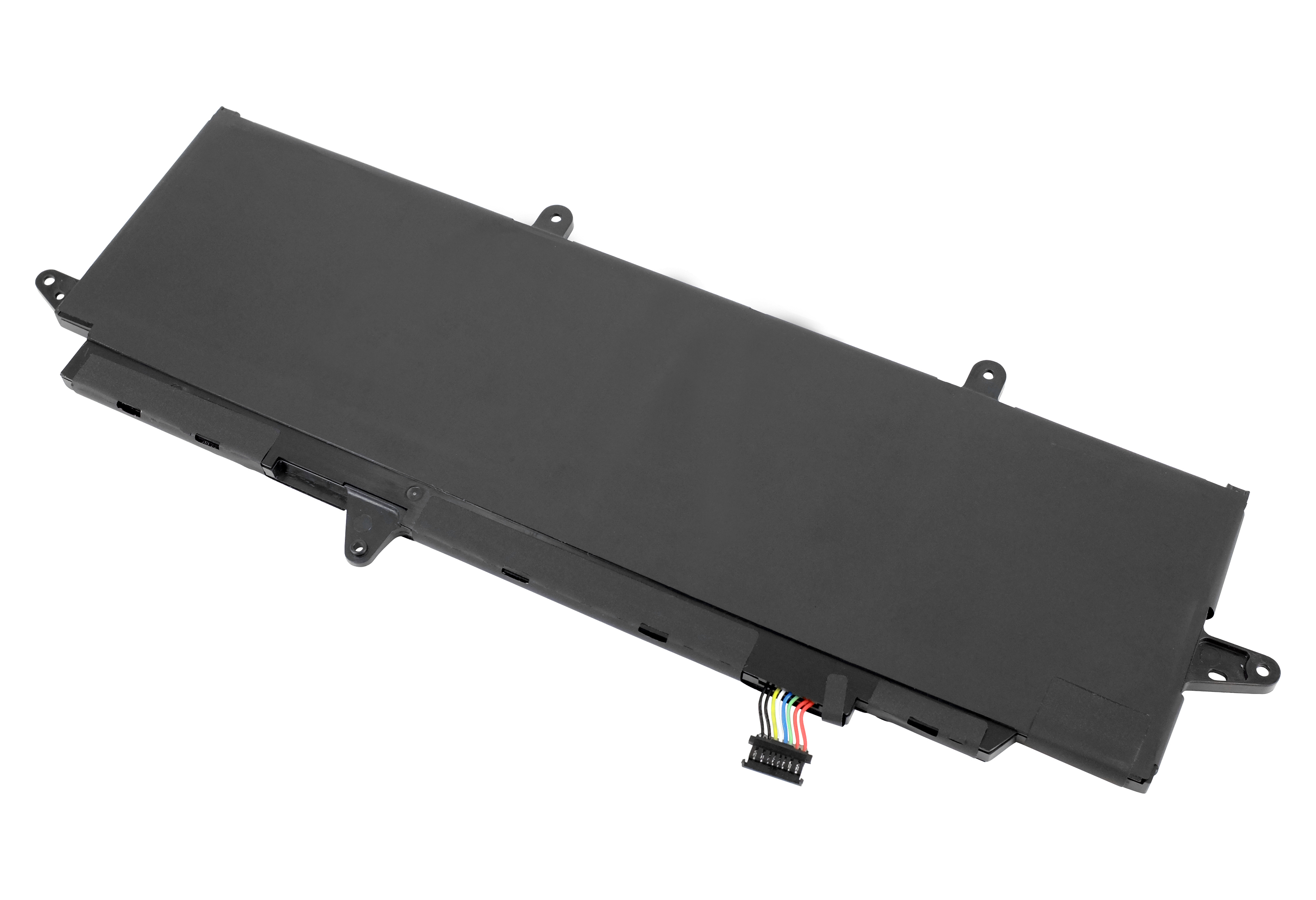 Ein schwarzer Laptop-Akku mit Stecker und farbigen Drähten. Er liegt auf weißem Hintergrund.
