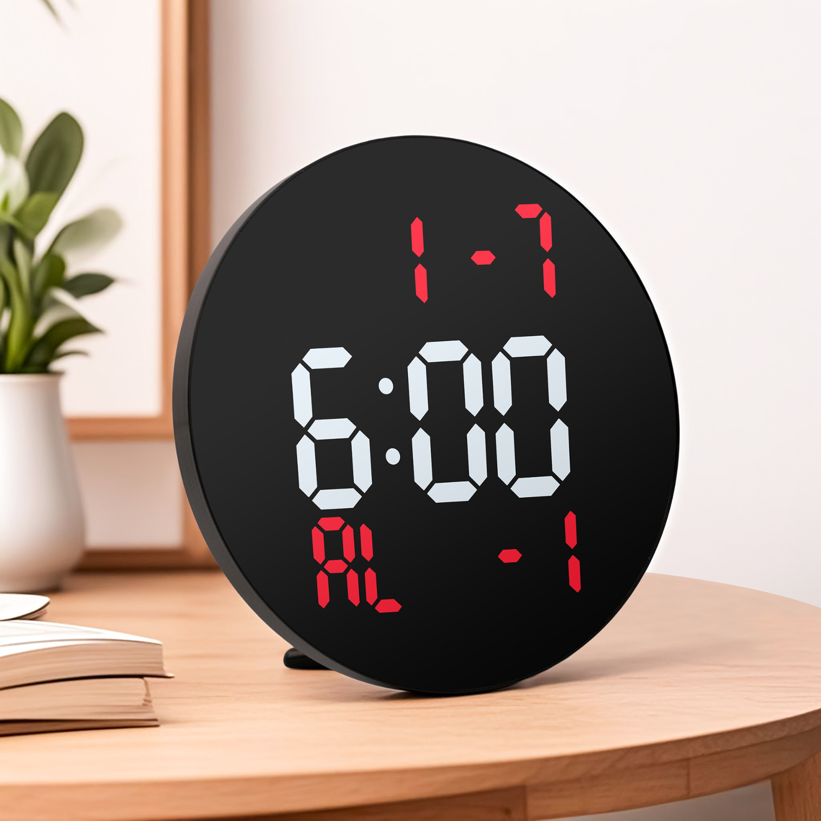 Un orologio digitale rotondo nero mostra le 6:00. I numeri rossi mostrano la data e la sveglia. È su un tavolo di legno.