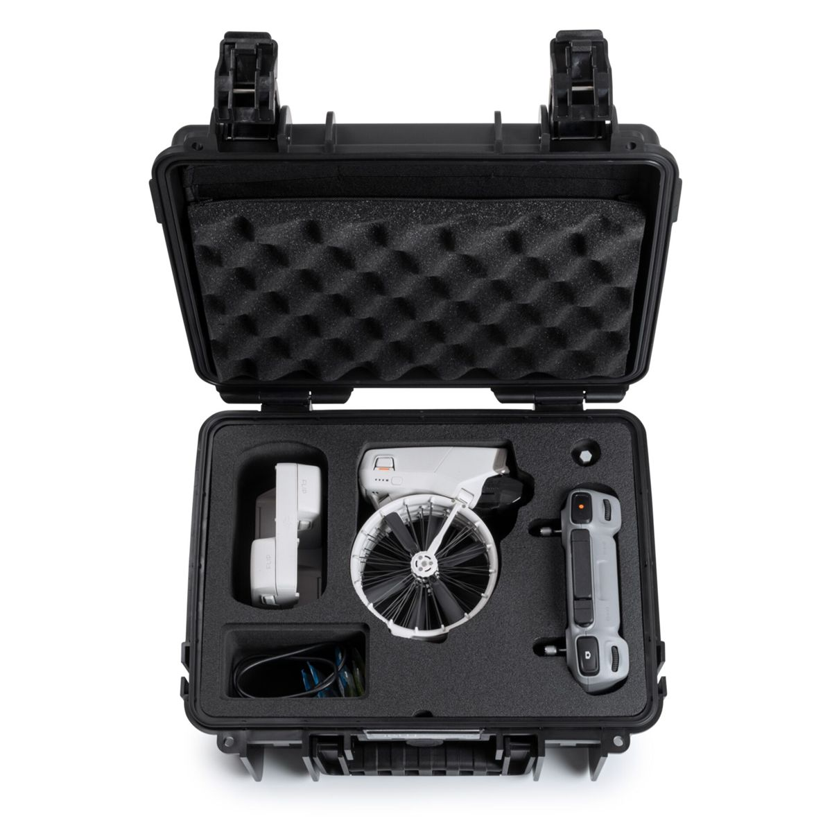 Valigia nera aperta con componenti del drone. Include drone, controller, caricabatterie e cavi, il tutto in schiuma.