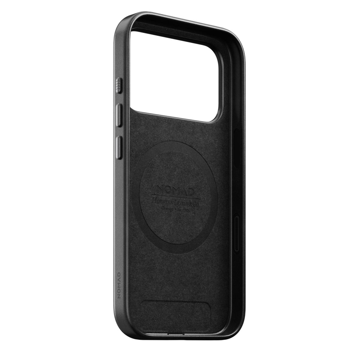 Una custodia nera per telefono con fori per fotocamera e schermo. Il logo Nomad è visibile. La custodia ha copritasti e un ritaglio per la porta di ricarica.