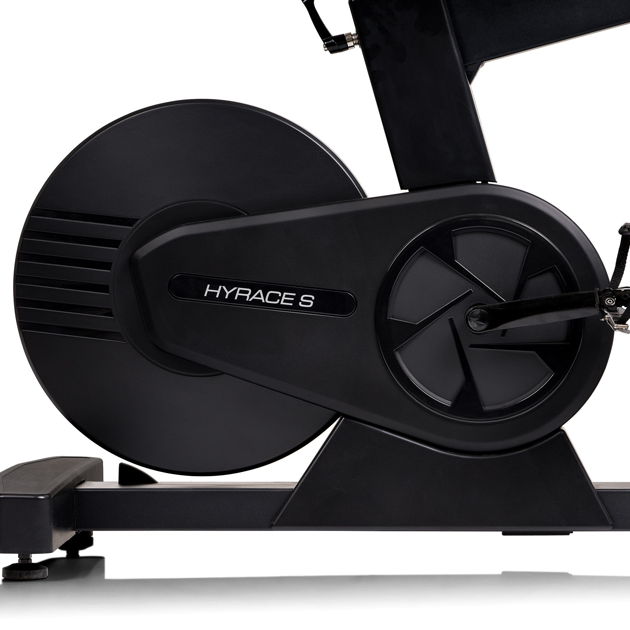 Nahaufnahme eines schwarzen Trainingsradschwings und Pedalen. Der Markenname HYRACE S ist sichtbar.