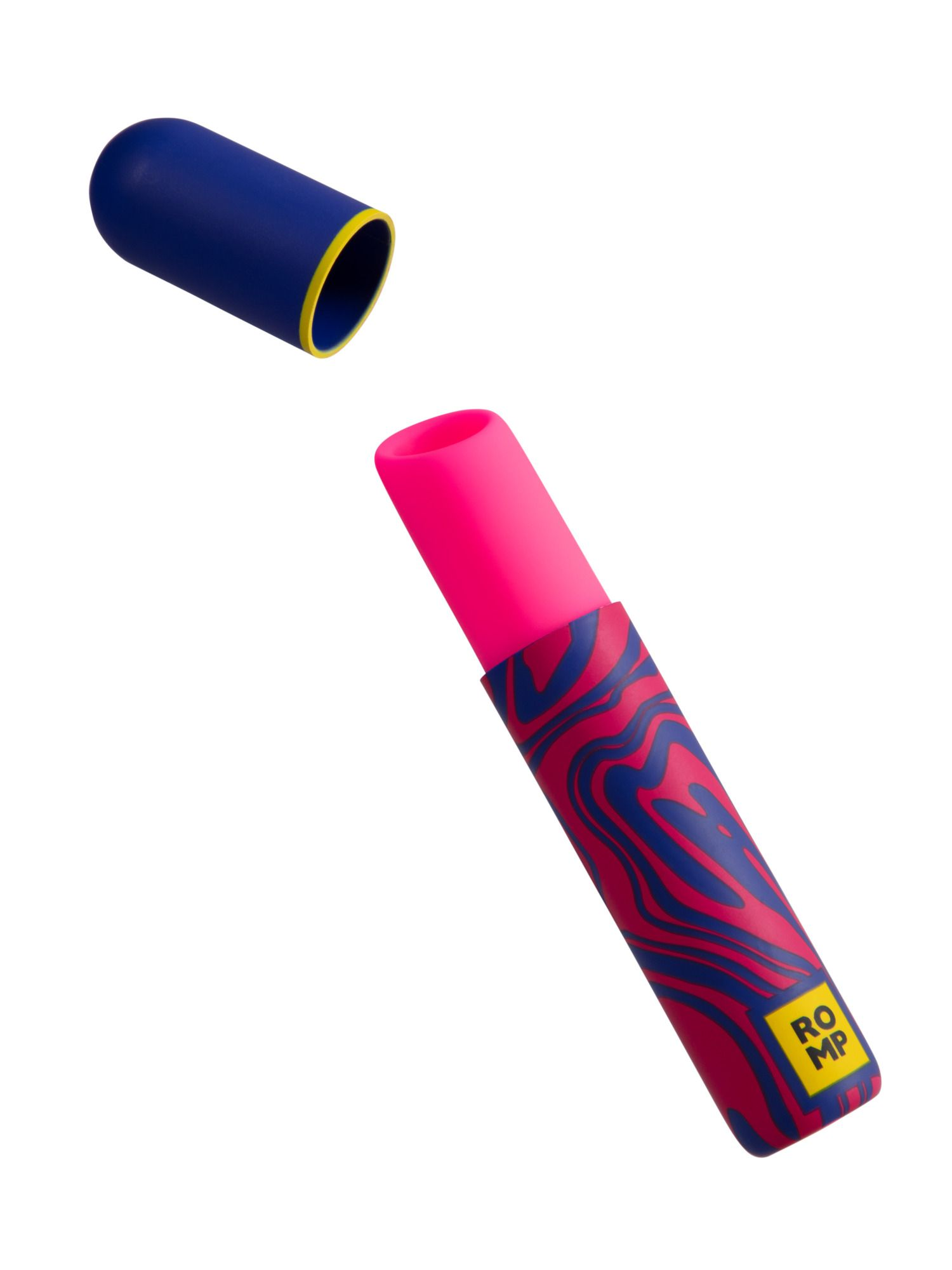 Un labial rosa con estuche estampado en azul y rojo, una tapa azul con borde amarillo flota arriba.