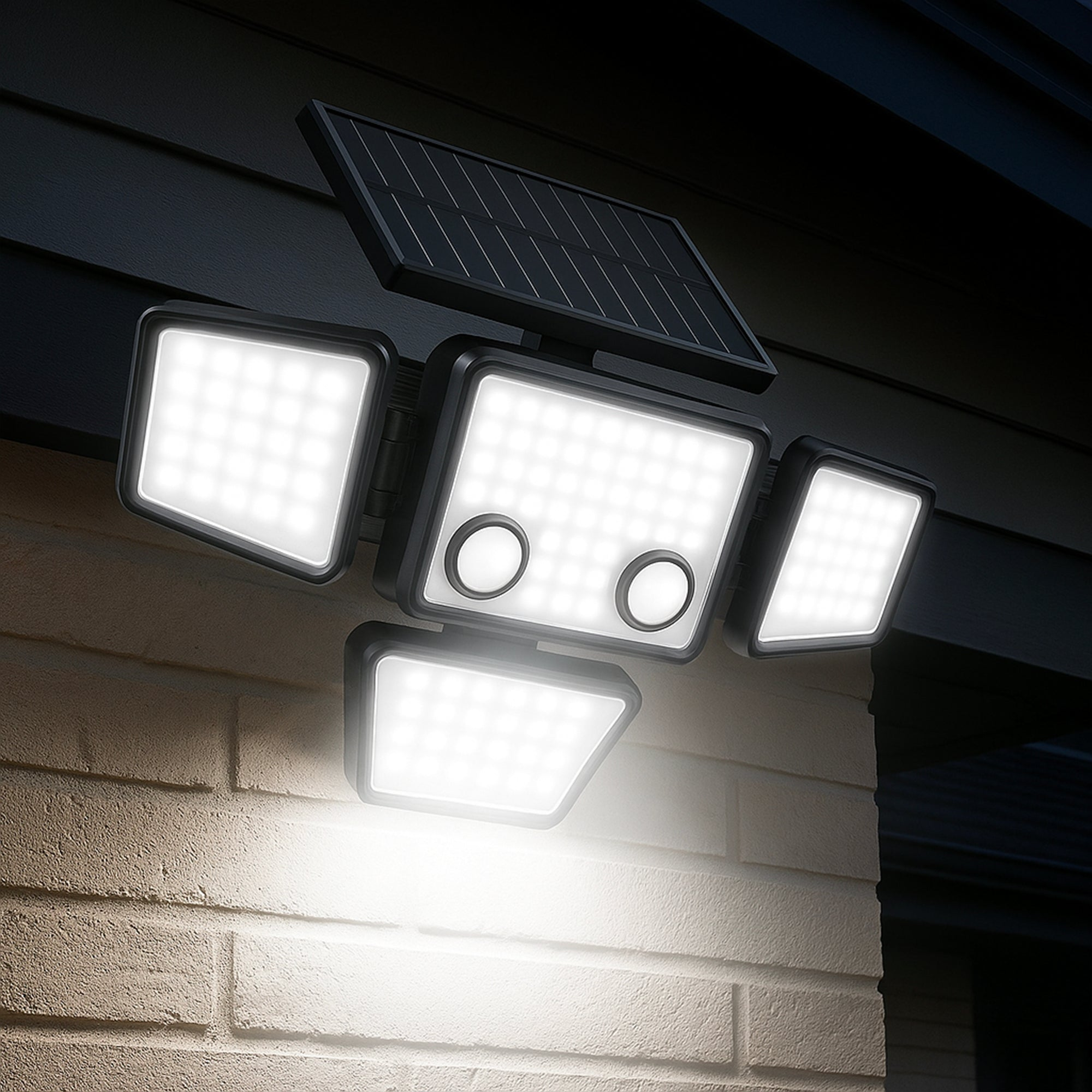 Solarbetriebene Außenleuchte mit mehreren hellen LED-Paneelen an einer Ziegelmauer montiert. Oben befindet sich ein Solarpanel.