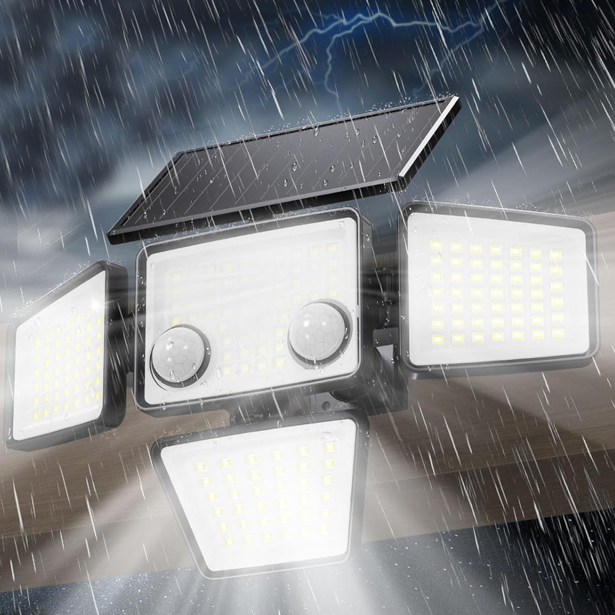 Solarbetriebene Sicherheitsleuchte im Regen. Vier LED-Panels leuchten. Oben befindet sich ein Solarpanel. Regen und ein Blitz im Hintergrund.