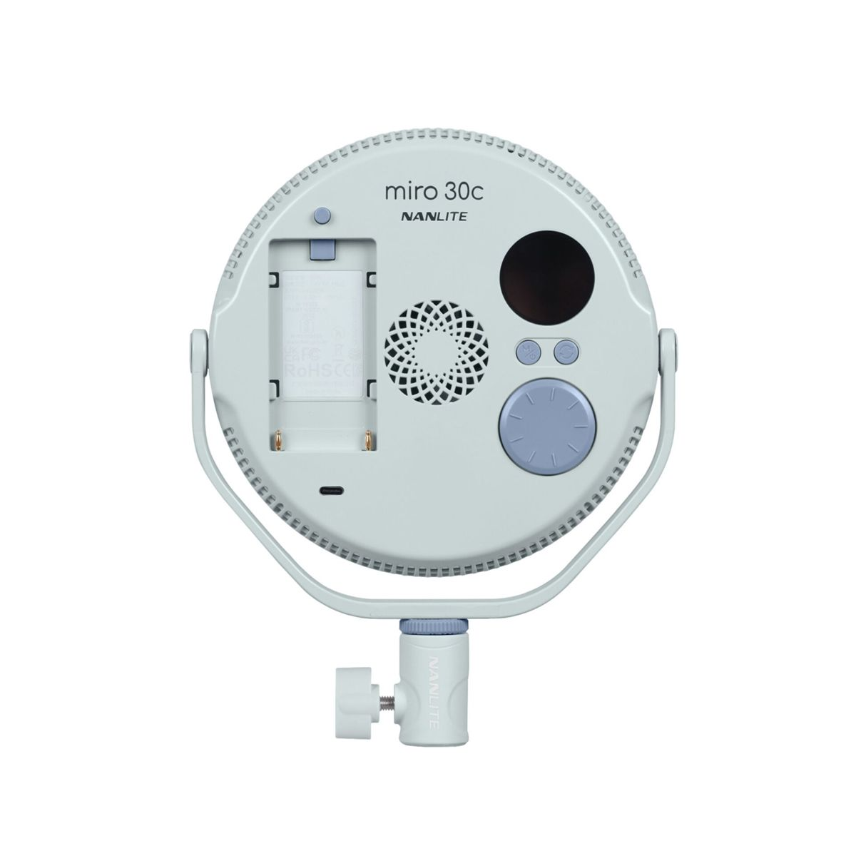 Una luce LED rotonda Nanlite Miro 30c. Ha una maniglia ed è montata su un supporto. Sono visibili pulsanti e uno schermo.