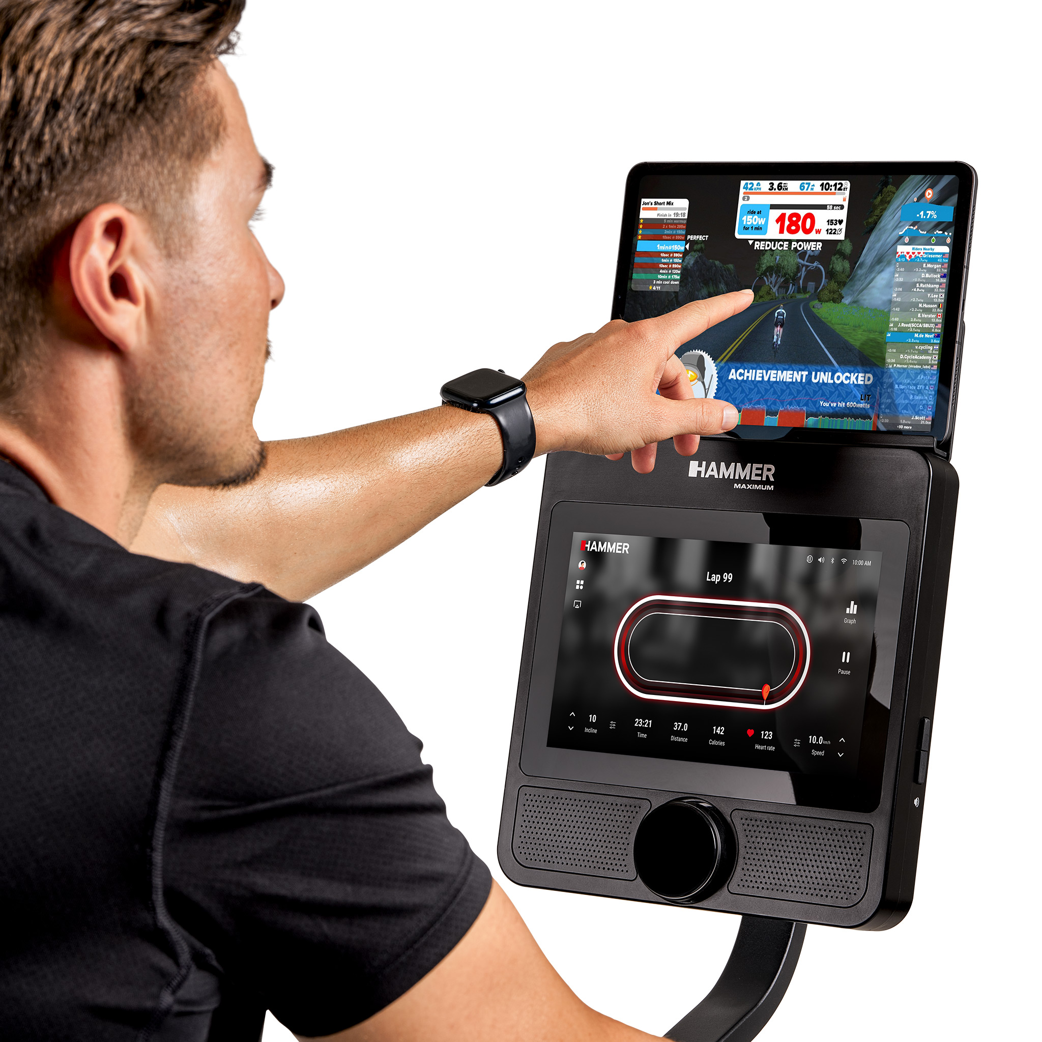 Mann benutzt Hammer-Ergometer, berührt Tablet-Bildschirm. Zeigt Radfahrdaten und freigeschaltete Leistung.