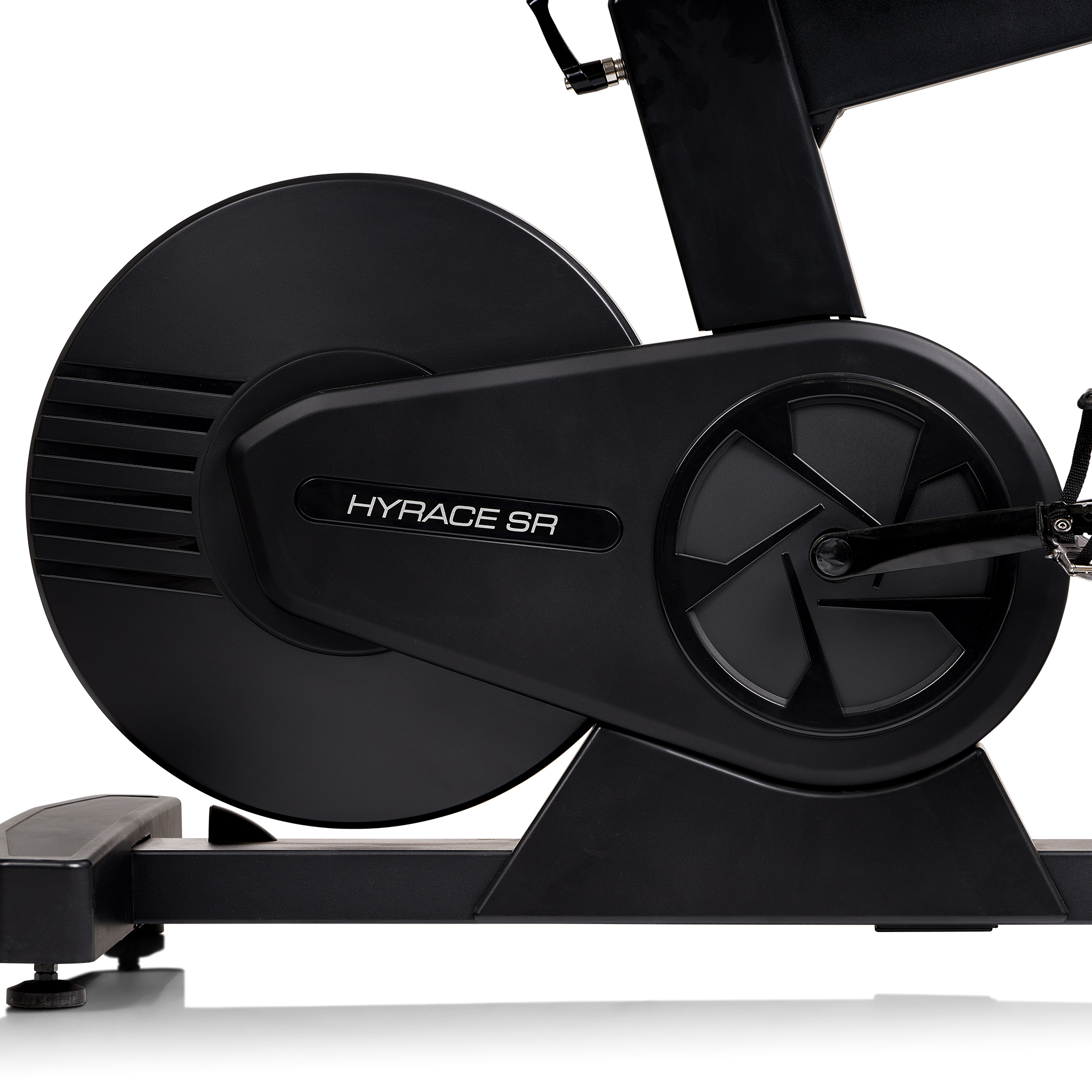 Nahaufnahme eines schwarzen stationären Fahrradschwings, Rahmens und Pedalen, mit dem Markennamen 'HYRACE SR'.