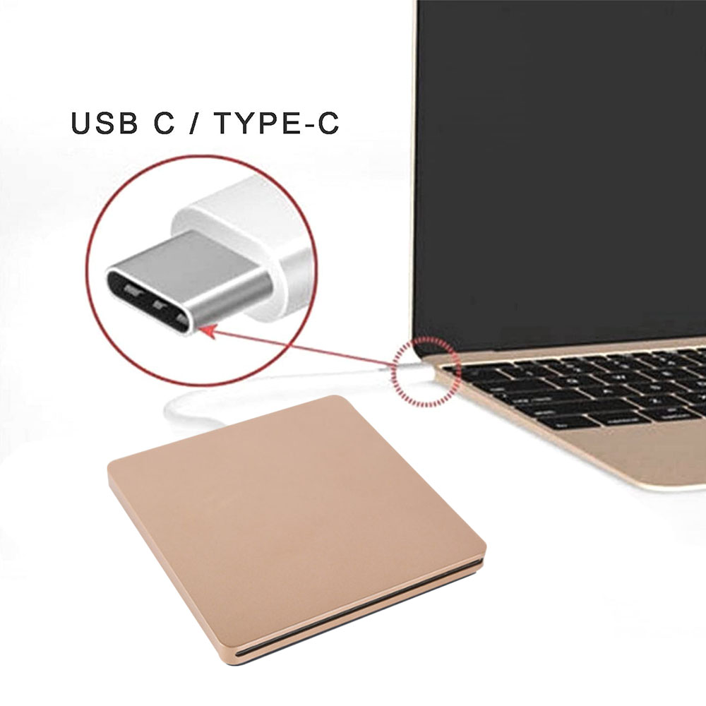 Ein USB-C-Kabel verbindet einen Laptop mit einem goldfarbenen, quadratischen externen Laufwerk. Nahaufnahme des USB-C-Anschlusses.
