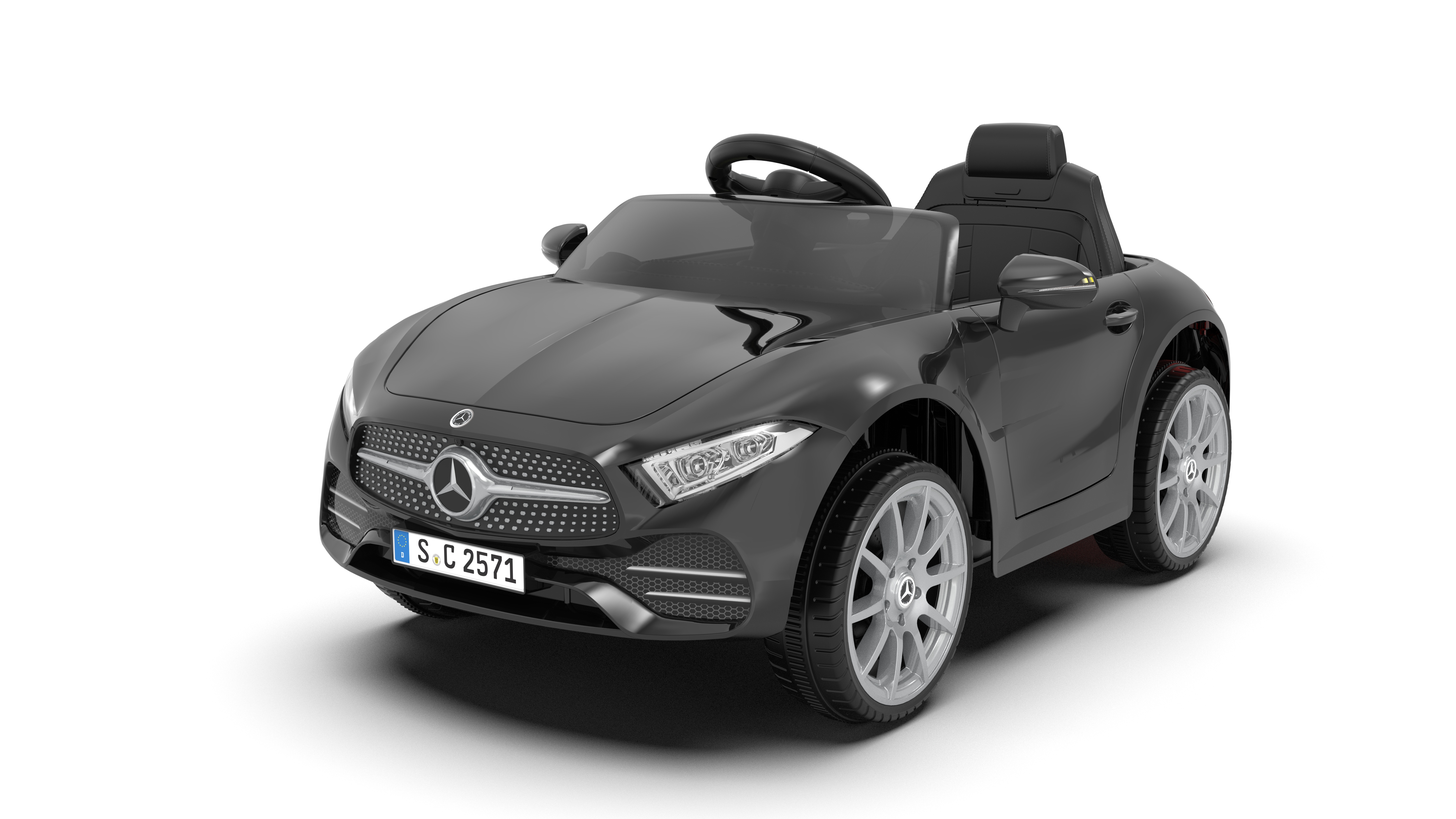 Ein schwarzes Spielzeugauto mit Mercedes-Logo. Es hat vier Räder, ein Lenkrad und einen Sitz. Es ist auf weißem Hintergrund.