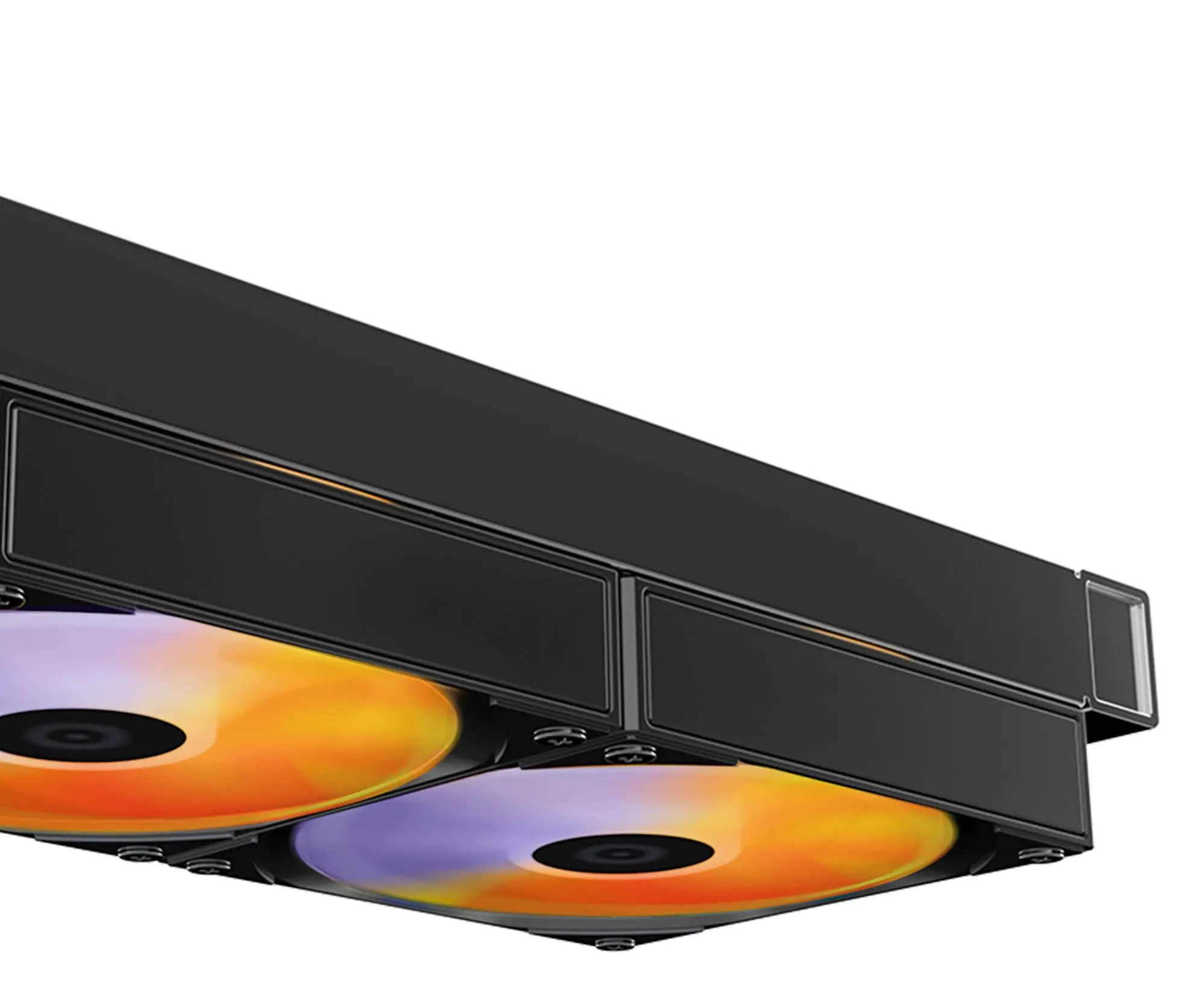 Schwarze Computerkomponente mit zwei leuchtenden Lüftern. Die Lüfter haben orange und lila Farbtöne. Weißer Hintergrund.