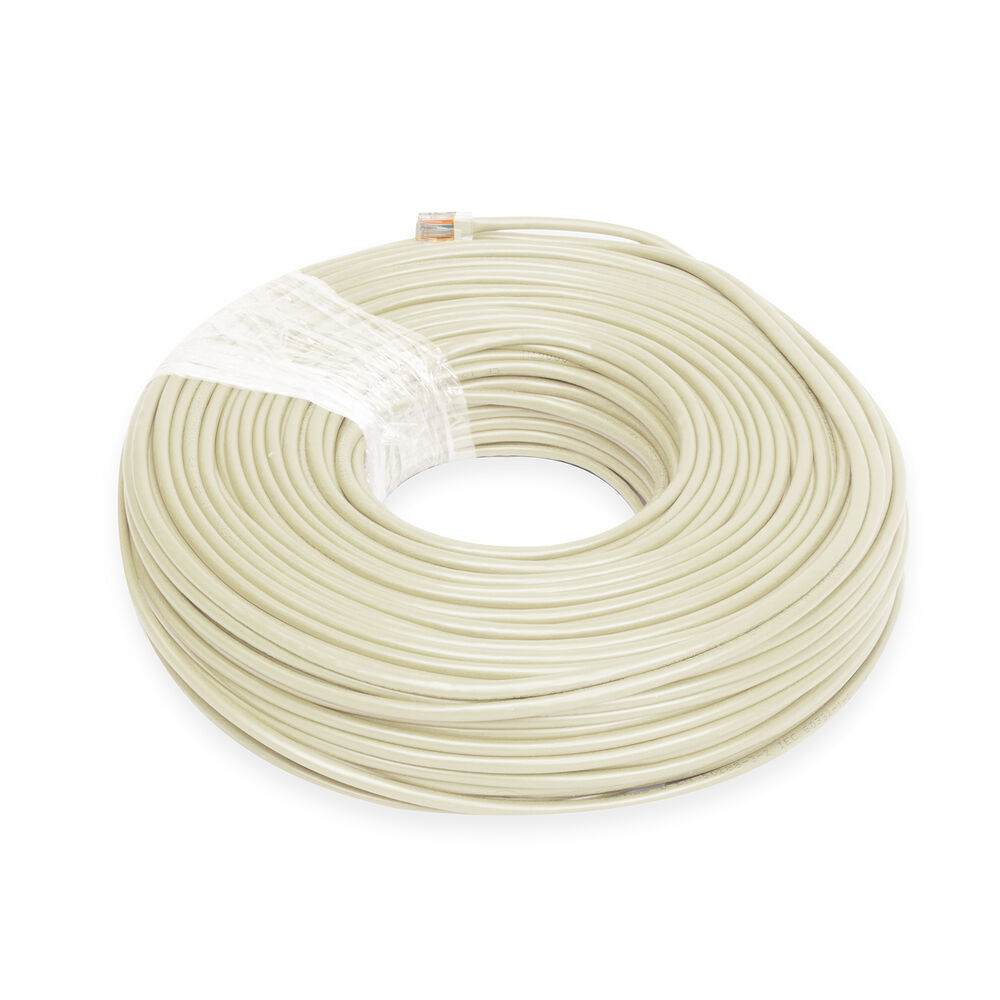 Cavo di rete beige arrotolato, avvolto in plastica trasparente. È visibile un connettore RJ45. Lo sfondo è bianco.