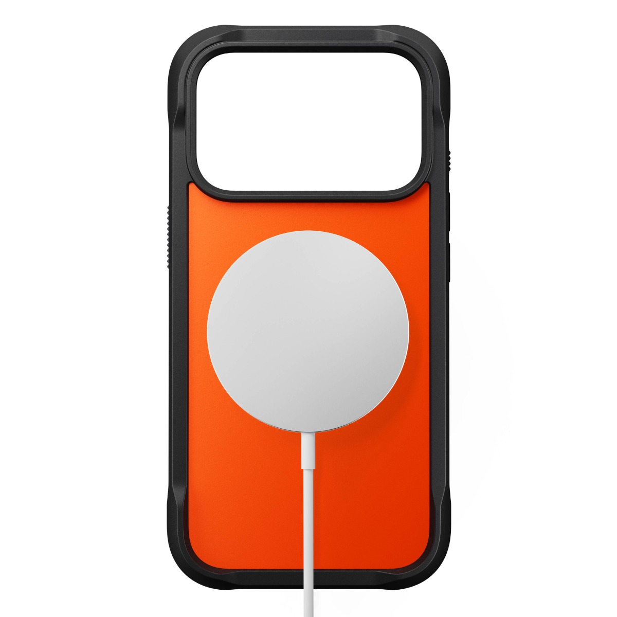 Una custodia per iPhone con retro arancione e cornice nera. Un caricatore MagSafe bianco è collegato.