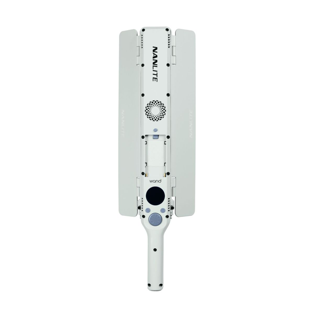 Une baguette lumineuse LED Nanlite blanche. La baguette a des panneaux réglables et une poignée avec des boutons. Le mot "baguette" est imprimé.