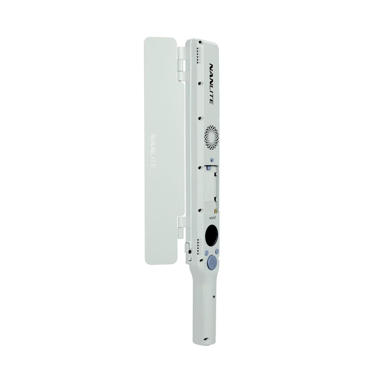 Lumière LED NANLITE blanche avec déflecteur attaché sur fond blanc. Il possède une poignée et des boutons de commande.