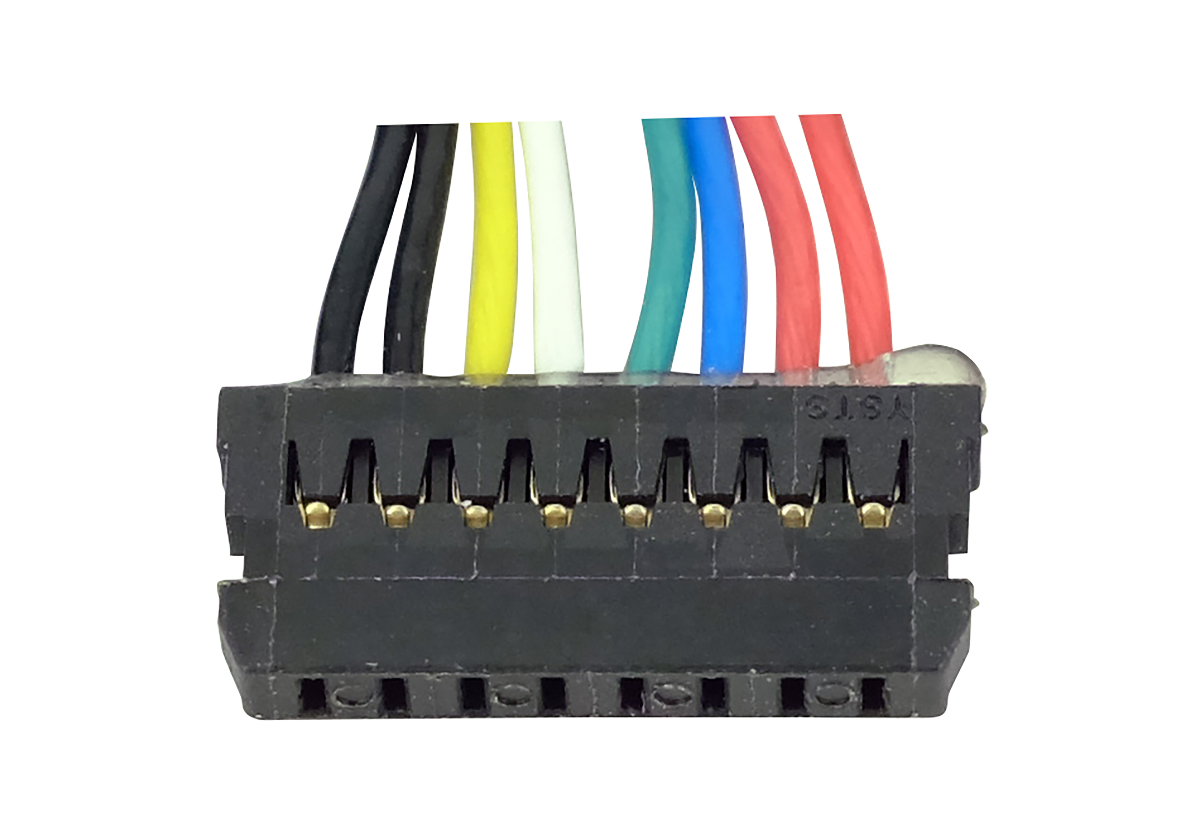 Ein schwarzer Stecker mit verschiedenfarbigen Drähten: schwarz, gelb, weiß, grün, blau, rot. Der Hintergrund ist weiß.