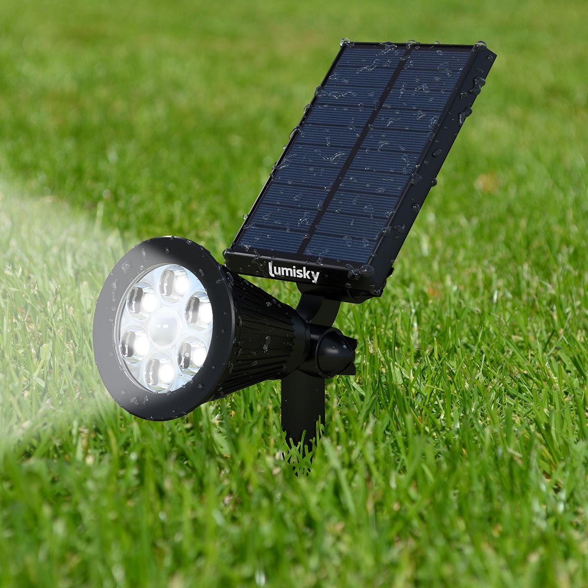 Ein schwarzer Solar-Spot im grünen Gras. Er hat ein Solarpanel und eine Lampe mit mehreren LEDs. Der Markenname ist Lumisky.