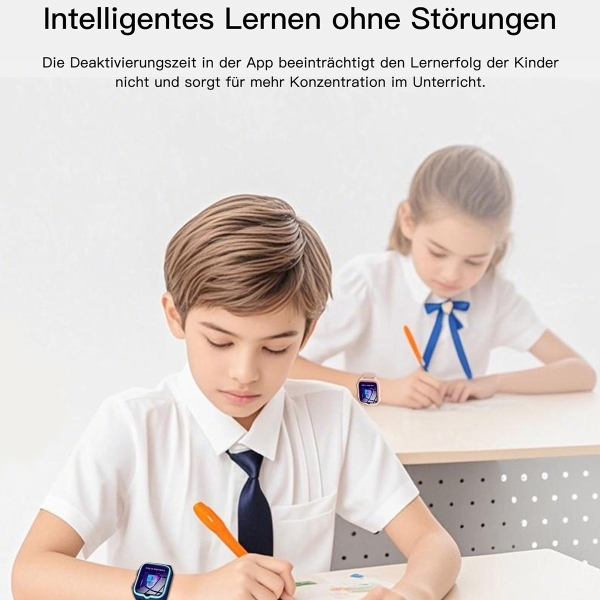 Zwei Schüler mit Smartwatches schreiben an Schreibtischen. Einer hat eine blaue Krawatte, der andere eine blaue Schleife. Text oben sagt intelligentes Lernen.