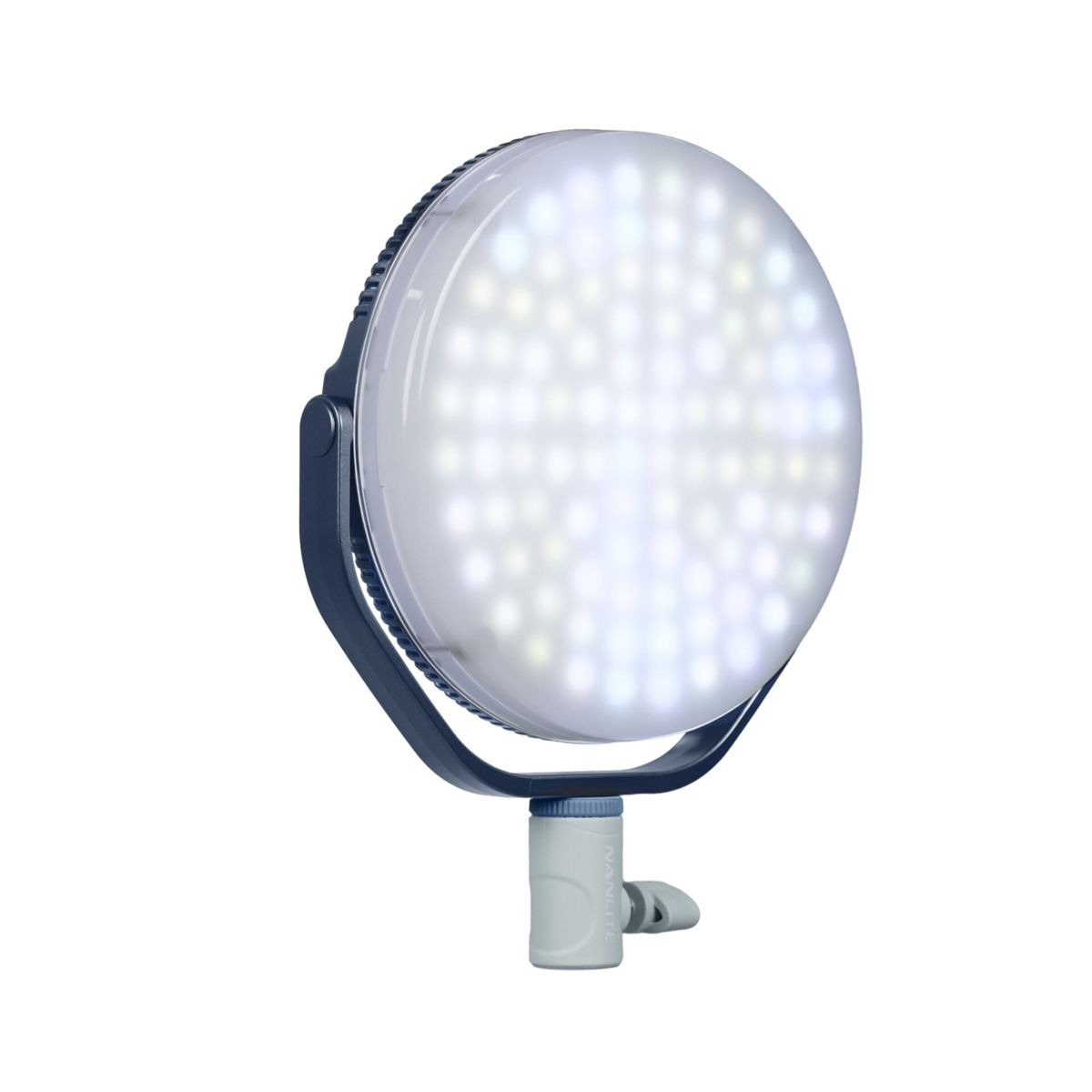 Una luce LED rotonda con cornice blu è mostrata. È montata su un supporto bianco. La luce è accesa e brillante.