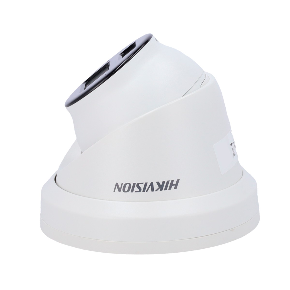 Eine weiße Dome-Überwachungskamera mit dem grauen Wort HIKVISION. Sie hat ein schwarzes Objektiv und einen Aufkleber.