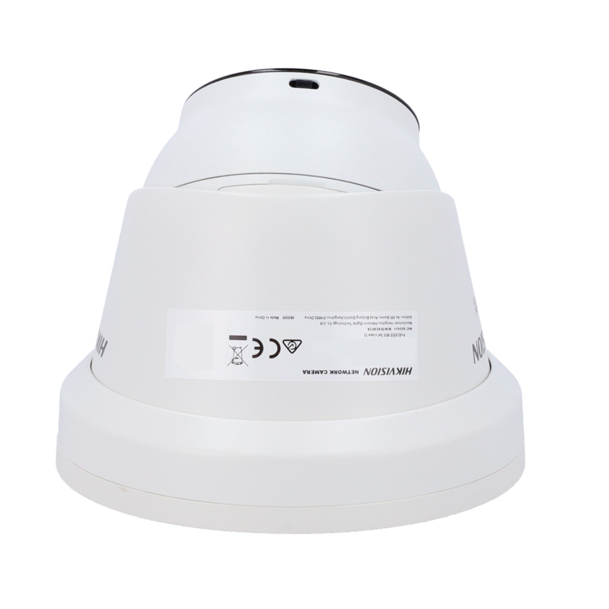 Eine weiße Hikvision-Netzwerkkamera. Sie hat eine runde Kuppelform und ein Etikett mit technischen Details auf der Basis. Der Hintergrund ist weiß.