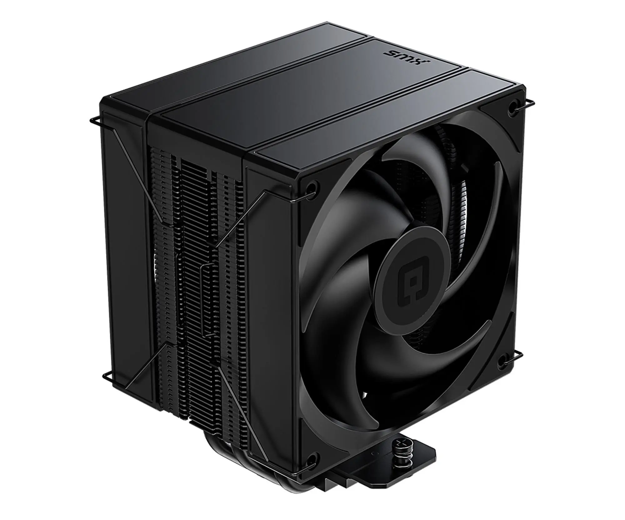 Schwarzer CPU-Kühler mit Lüfter. Er hat eine quadratische Form mit Lamellen und einem Lüfter in der Mitte, auf weißem Hintergrund.