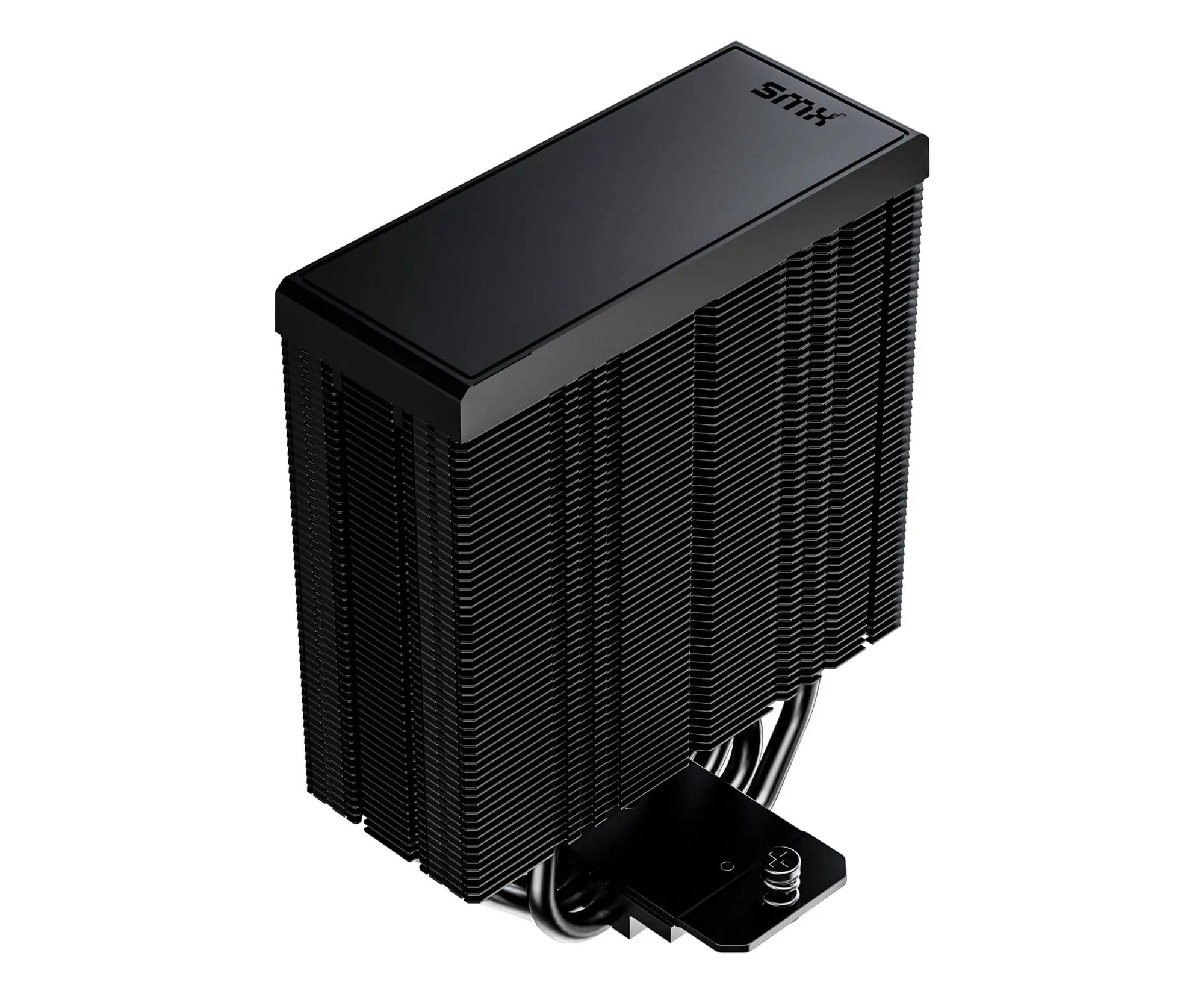 Ein schwarzer CPU-Kühler mit mehreren Lamellen und Heatpipes, das SMX-Logo ist sichtbar.
