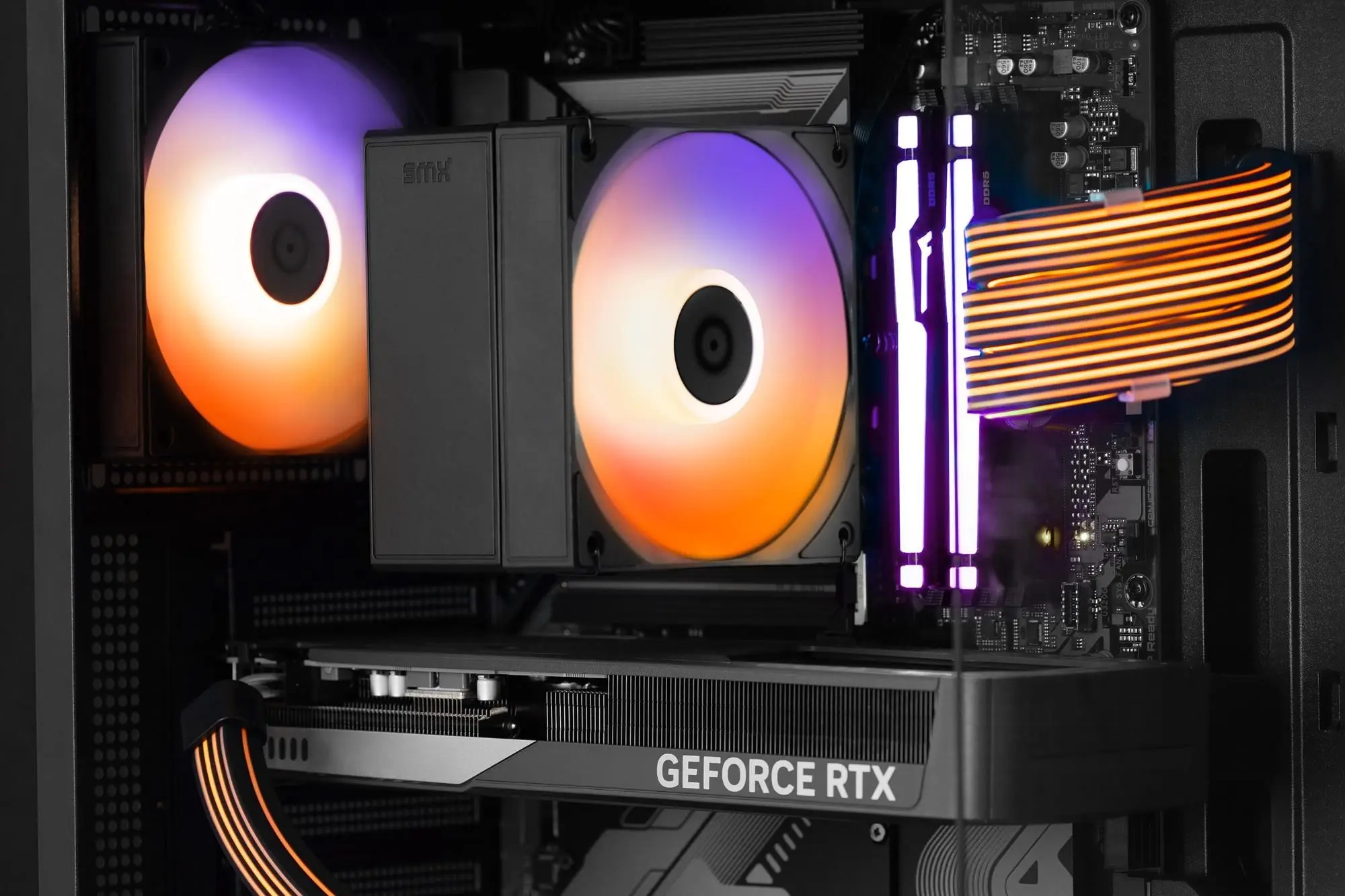 Computergehäuse-Innenraum mit Grafikkarte und Lüftern, beleuchtet mit lila und orangen Lichtern.