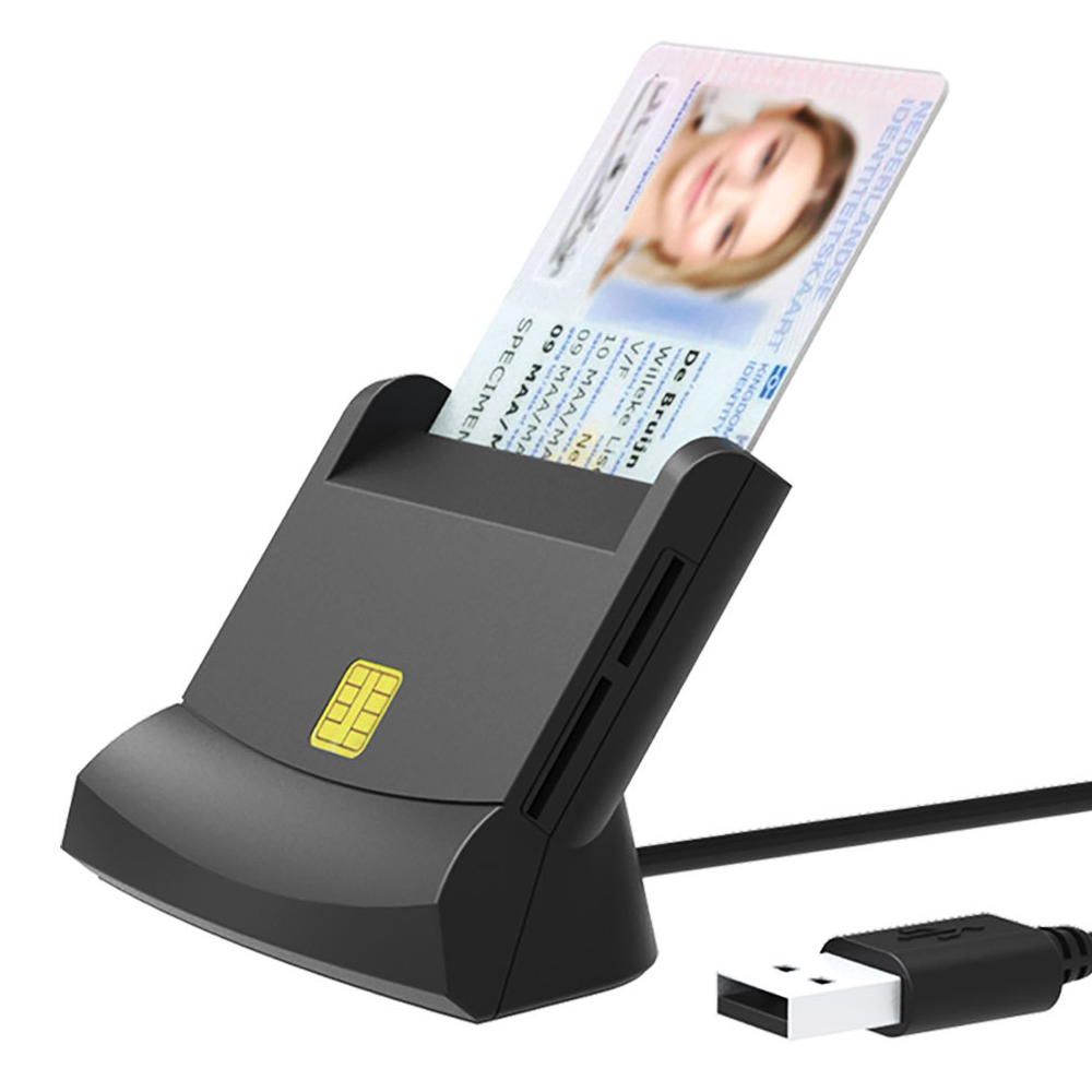 Ein schwarzes Kartenlesegerät mit eingeschobener ID-Karte. Ein USB-Kabel ist angeschlossen. Die ID-Karte zeigt ein Foto einer Person.