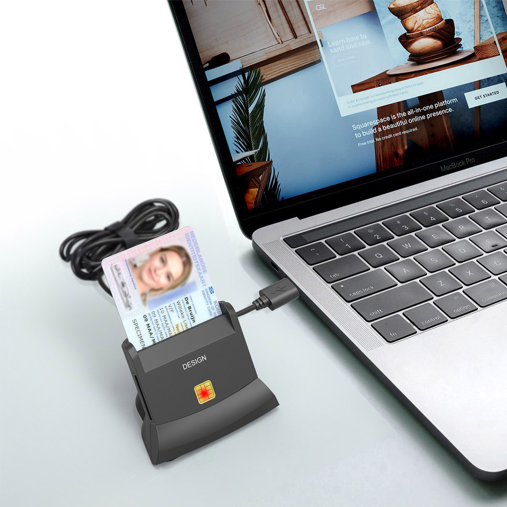 Ein Personalausweis wird von einem grauen Kartenleser gescannt, der mit einem MacBook Pro verbunden ist.