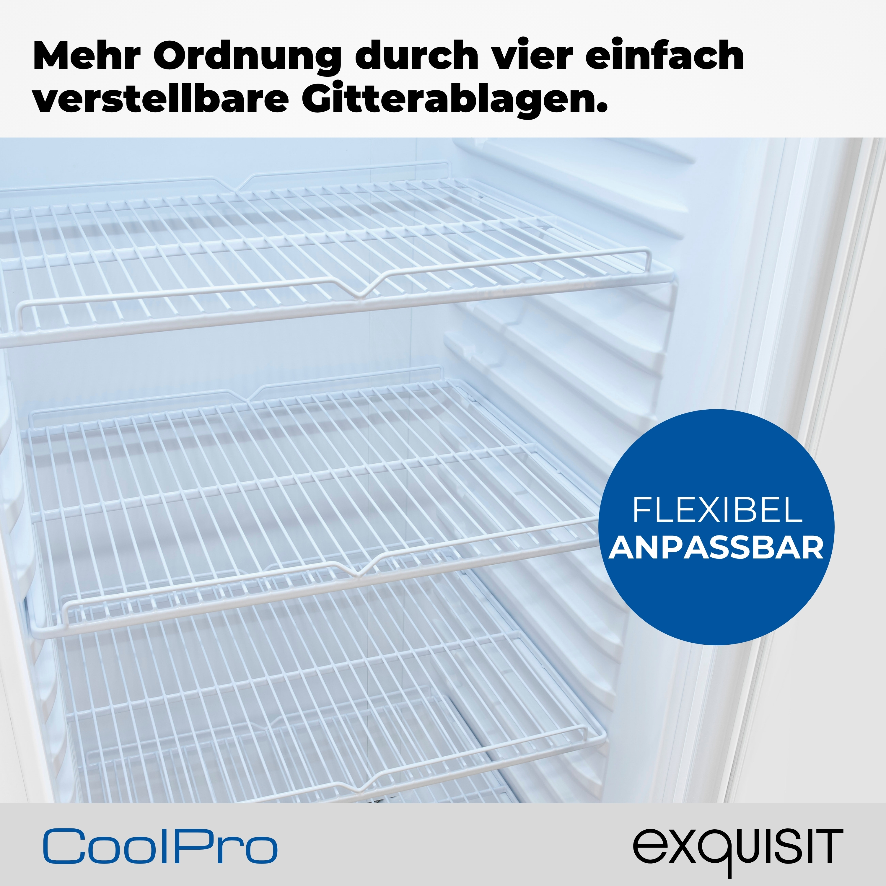 Ein offener Kühlschrank mit weißen Drahtregalen. Ein blauer Kreis hat den Text: FLEXIBEL ANPASSBAR. Das Logo: CoolPro und exquisit.