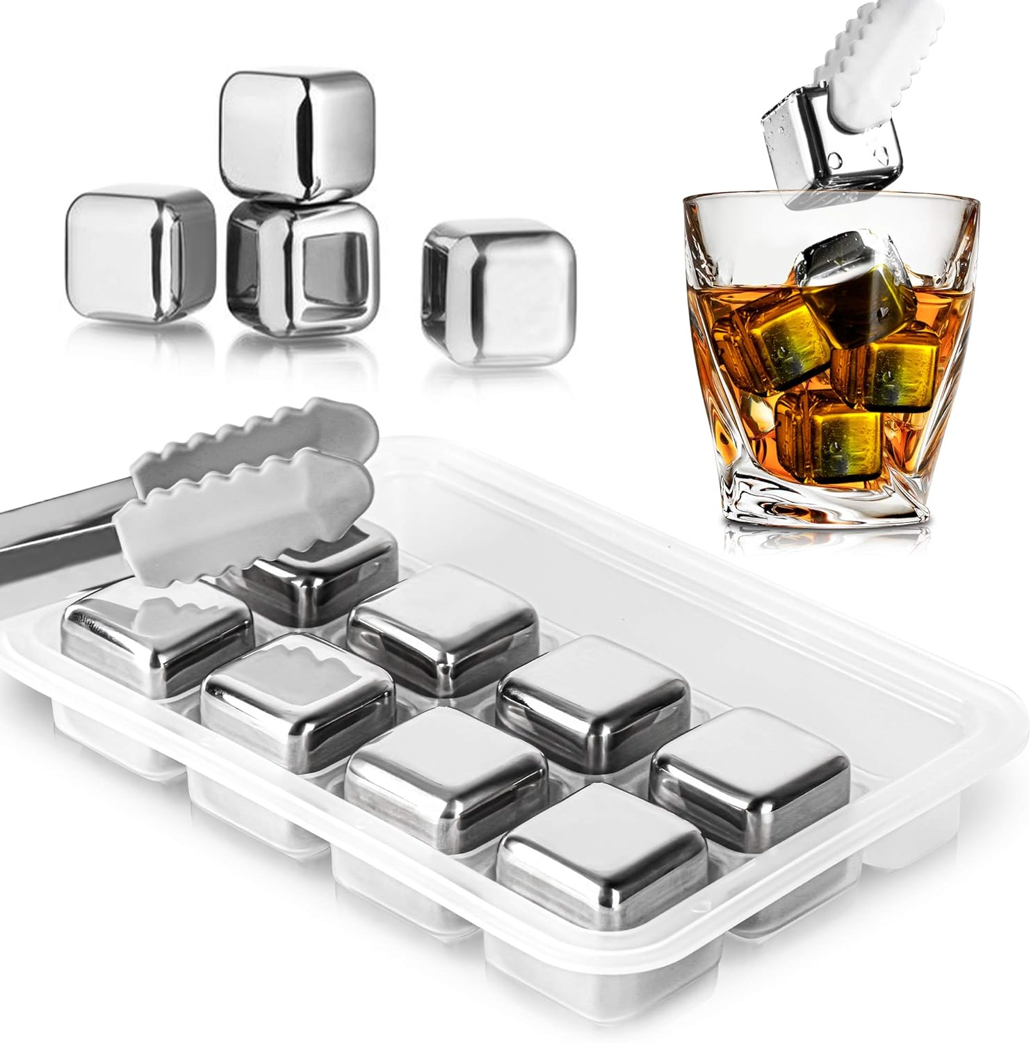 Edelstahl-Eiswürfel, Zangen und ein Glas Whisky. Einige Würfel sind in einem Tablett und werden in das Glas gelegt.