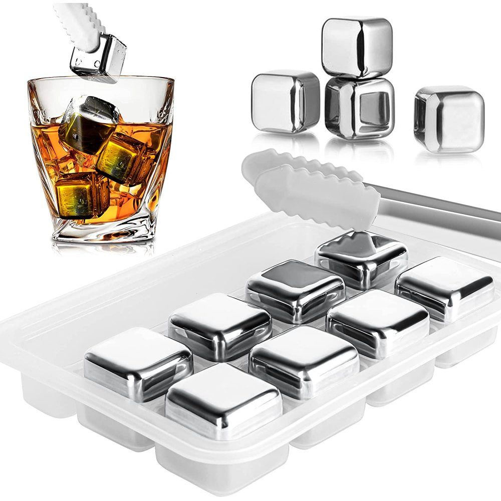 Edelstahl-Eiswürfel, Zange und ein Glas mit Whiskey. Würfel in einer Schale und ein paar gestapelt.