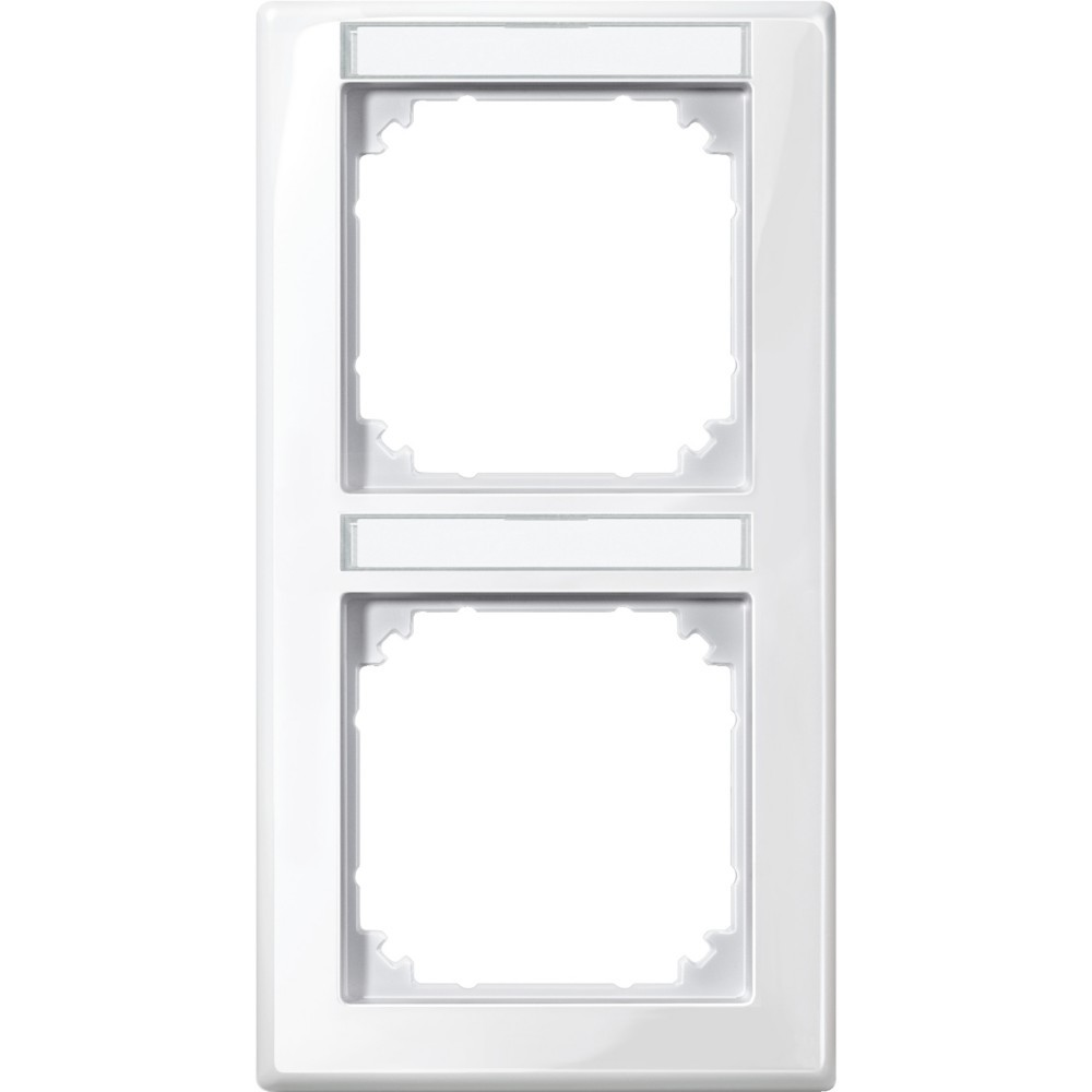 Una copertura bianca per presa elettrica con due aperture quadrate. Ha una finitura lucida e due sezioni rettangolari orizzontali.