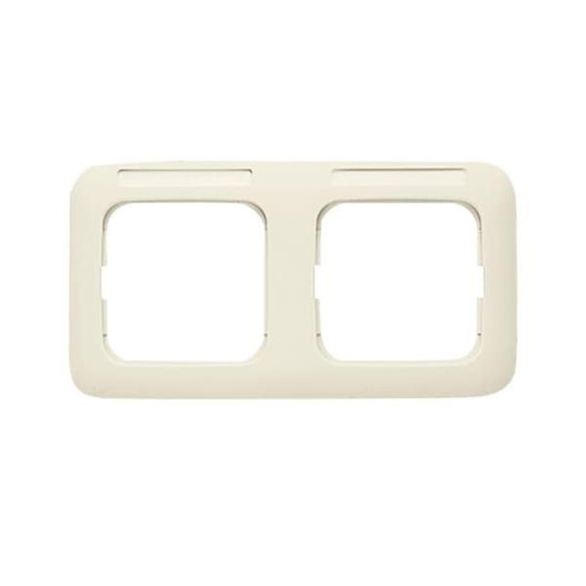 Una copertura per presa elettrica rettangolare bianco sporco con due aperture quadrate. Ha un design liscio e curvo e piccoli ritagli rettangolari.