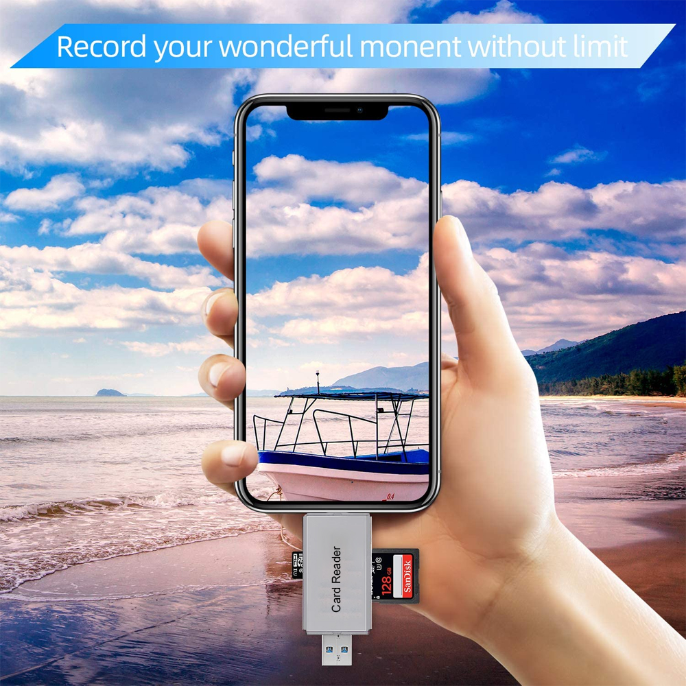 Hand hält ein Telefon mit einem Boot auf dem Meer. Ein Kartenleser und eine SD-Karte sind mit dem Telefon verbunden. Blauer Himmel und Strand im Hintergrund.