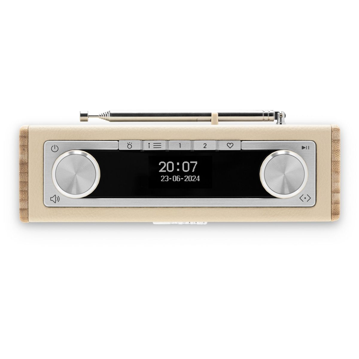 Ein beiges Radio mit Digitalanzeige, die Zeit und Datum zeigt. Es hat zwei silberne Knöpfe und eine ausziehbare Antenne.