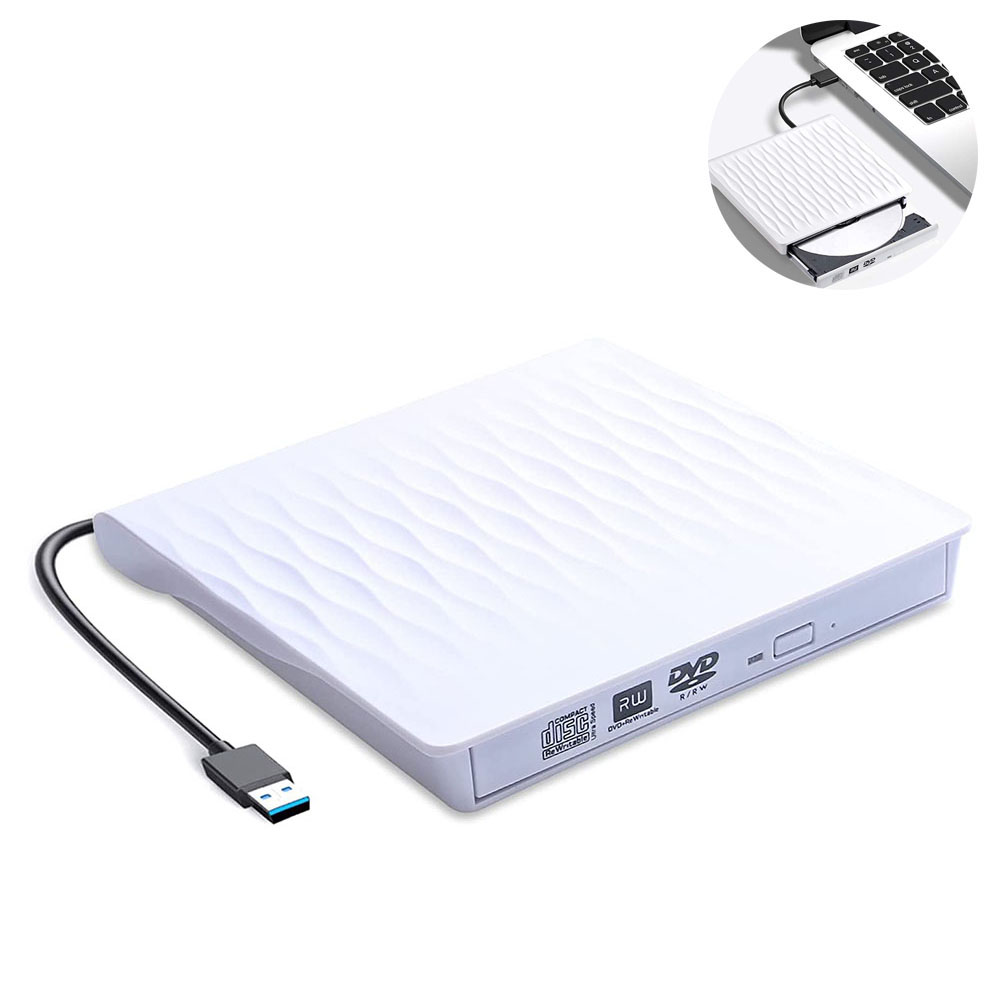 Ein weißes externes DVD-Laufwerk mit USB-Kabel. Der Ausschnitt zeigt einen Laptop mit angeschlossenem Laufwerk. Das Laufwerk hat ein Wellendesign.