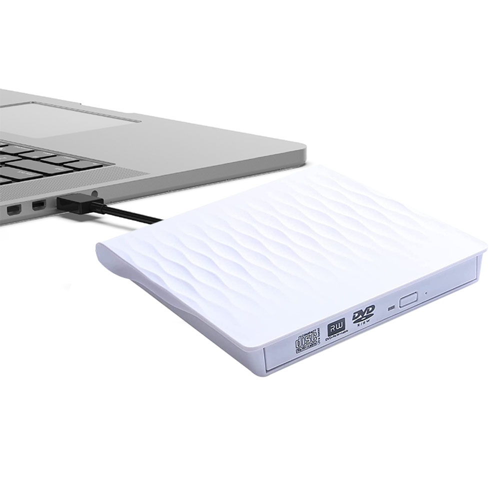 Ein weißes DVD-Laufwerk ist mit einem Laptop verbunden. Das Laufwerk ist rechteckig, mit gewellter Oberfläche, der Laptop grau.