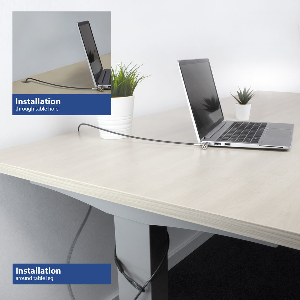Laptop mit Kabel an einem Schreibtisch befestigt. Kleine Pflanzen stehen auf der hellen Holzoberfläche. Installationsdetails sind abgebildet.
