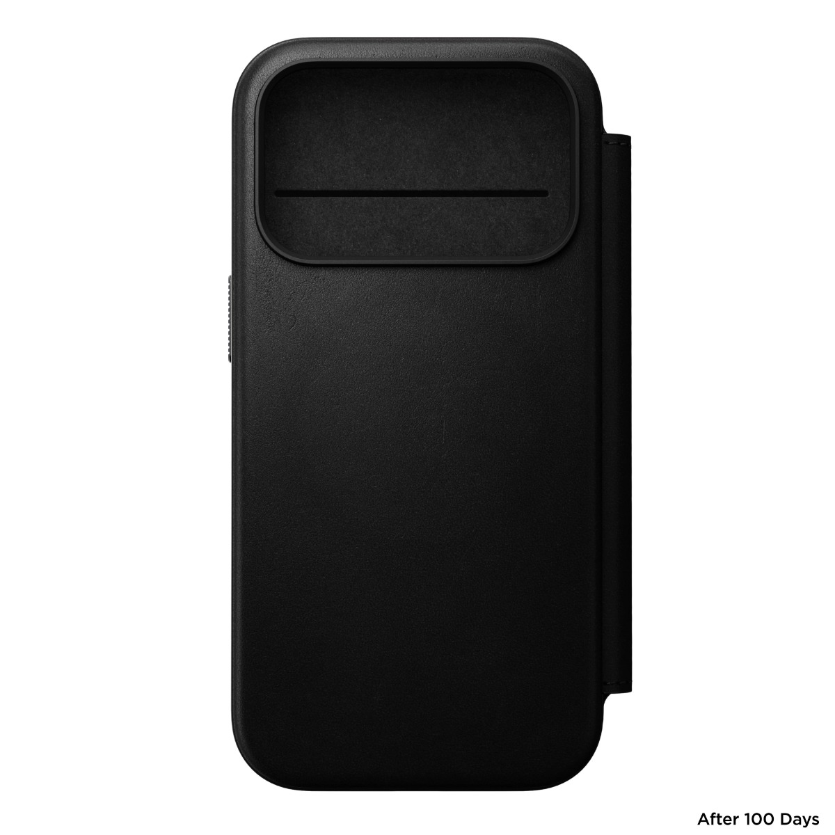 Primo piano di una custodia per telefono nera. Ha un ritaglio per la fotocamera e una superficie strutturata. La custodia sembra essere chiusa.