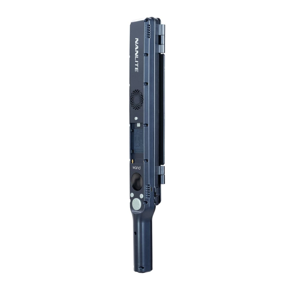 Una luce a bastoncino LED Nanlite blu scuro. Ha pulsanti, una ventola e la parola 'wand' scritta sopra. Lo sfondo è bianco.