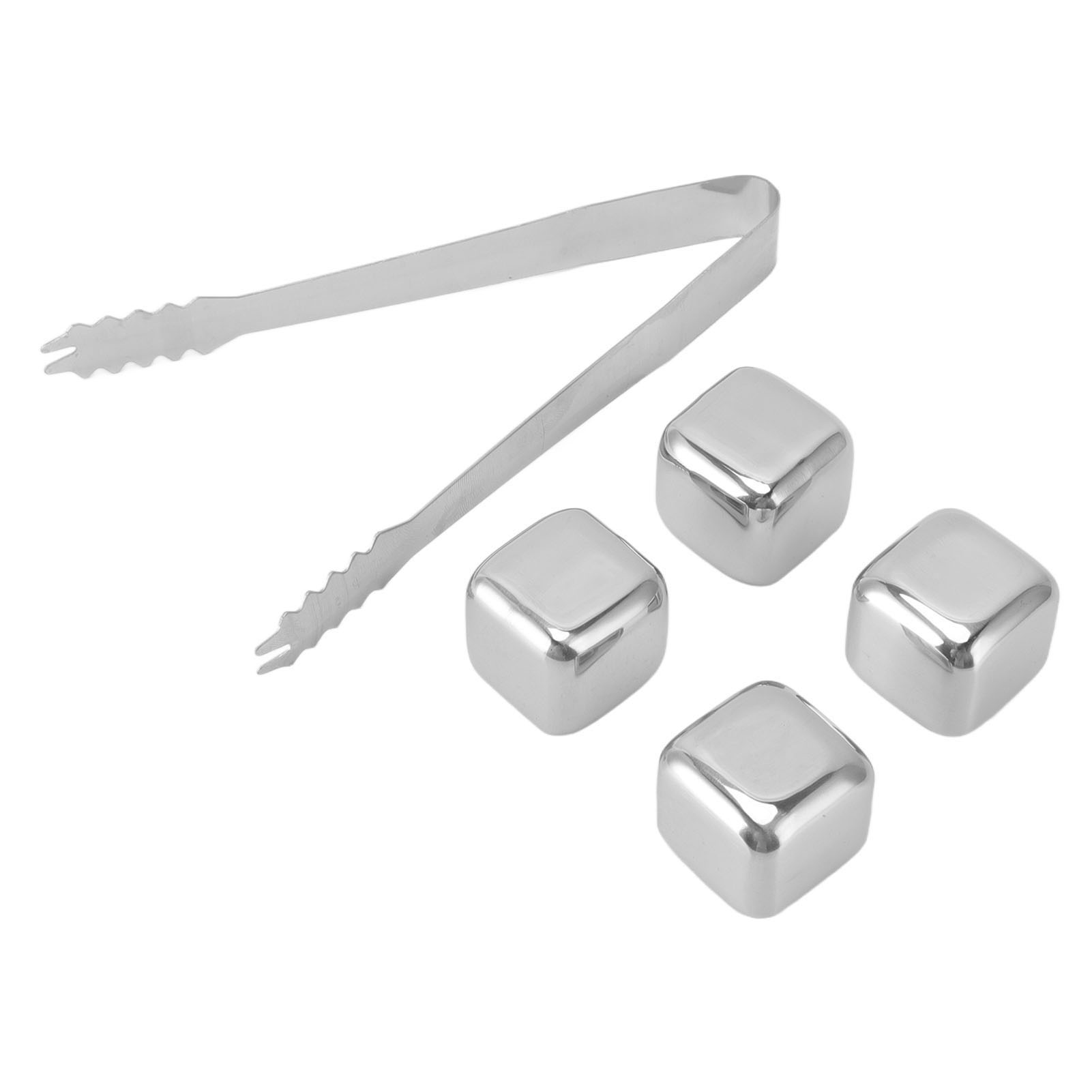 Edelstahlzange und vier Metall-Eiswürfel auf weißer Oberfläche. Die Zange ist geöffnet, die Würfel quadratisch.