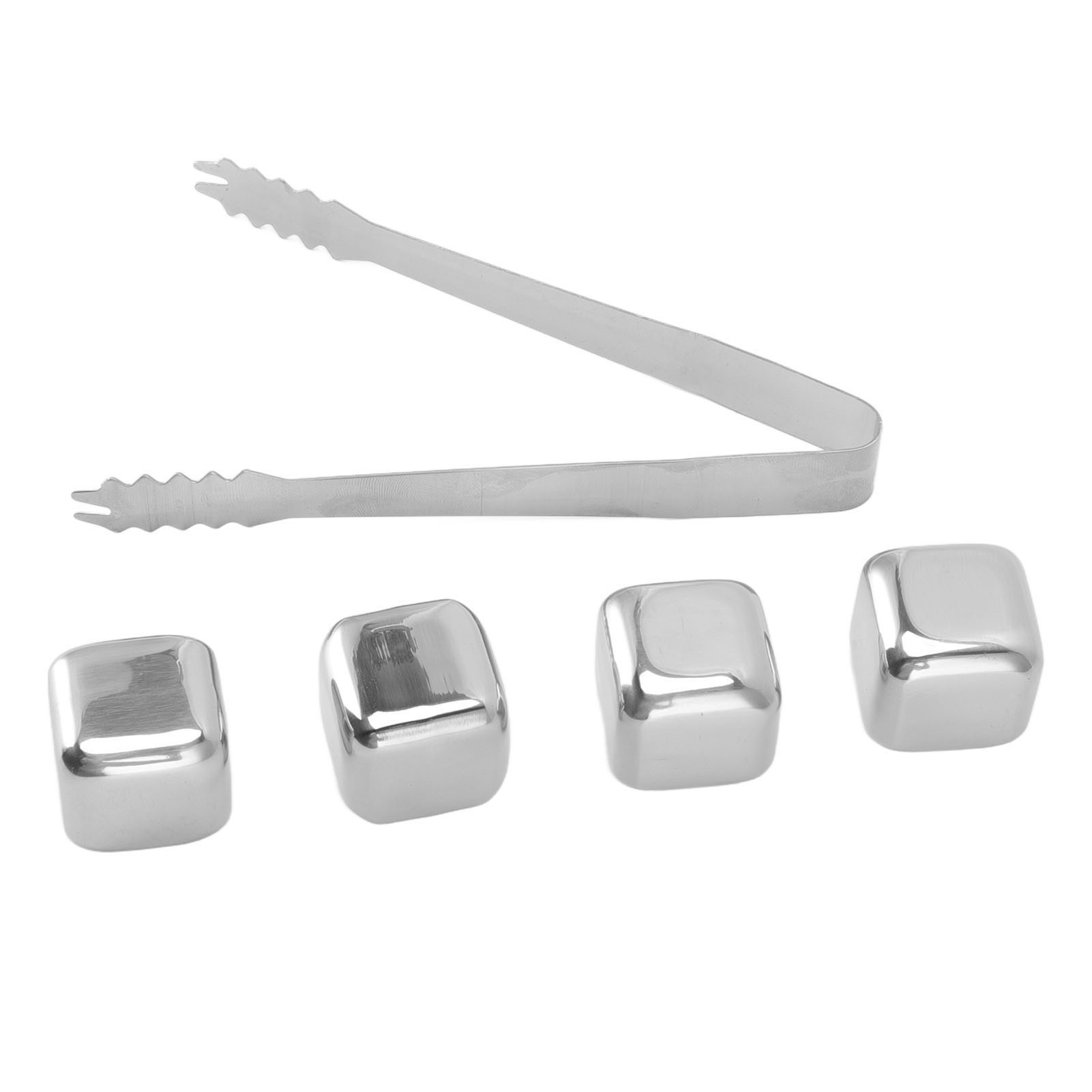 Edelstahl-Eiszange über vier metallischen Eiswürfeln. Alles auf weißem Hintergrund.