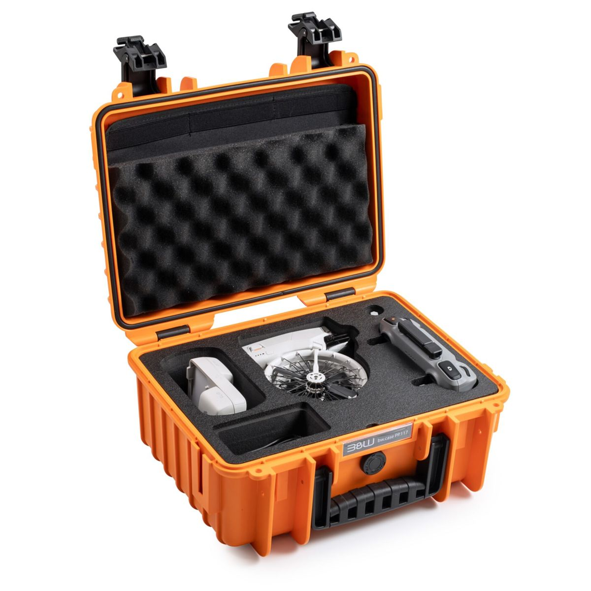 Una valigia arancione aperta con parti di drone. All'interno ci sono un drone, un controller e una batteria. La valigia è rivestita di schiuma nera.