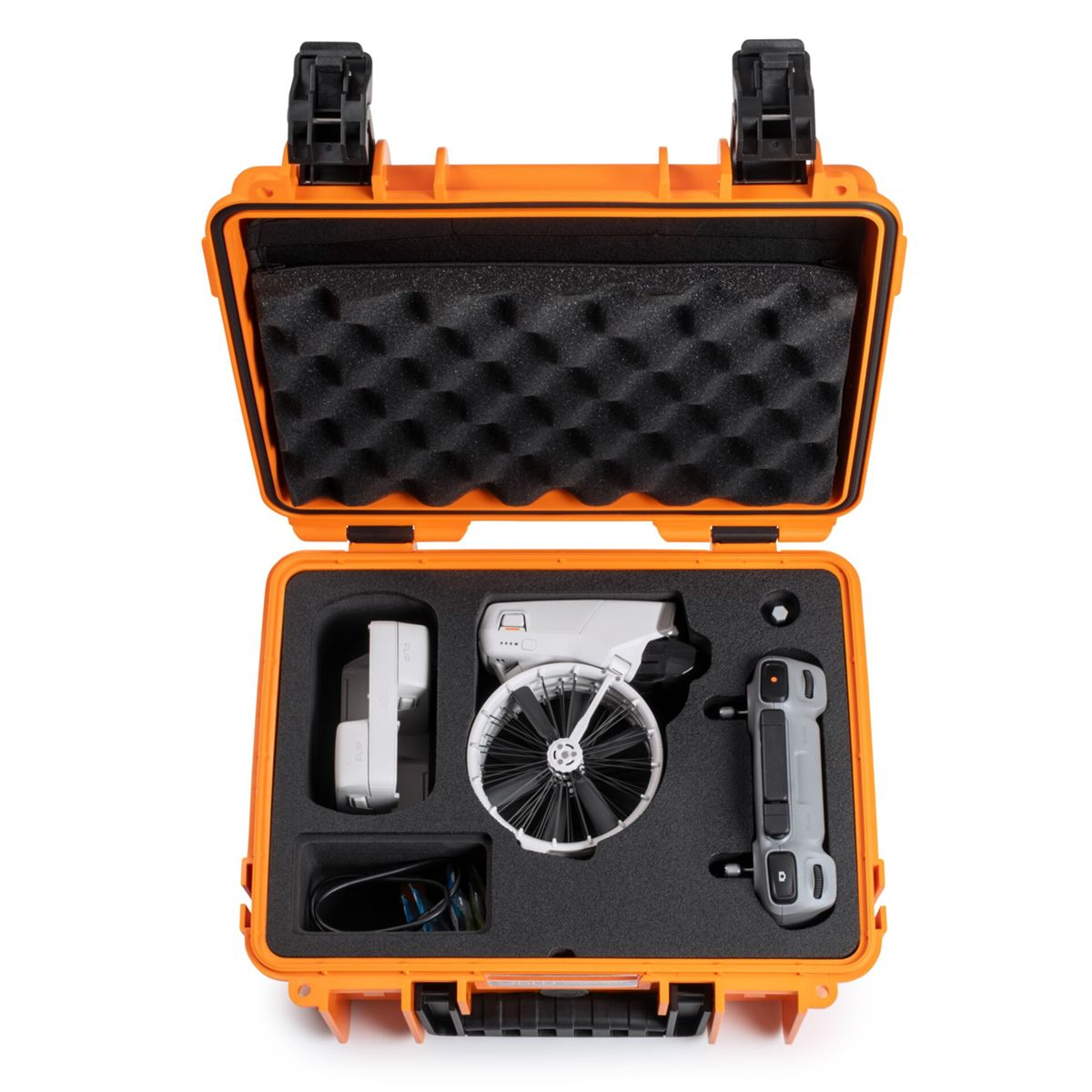 Custodia arancione aperta con parti di drone. Include drone, telecomando, batterie e accessori, tutto in schiuma nera.