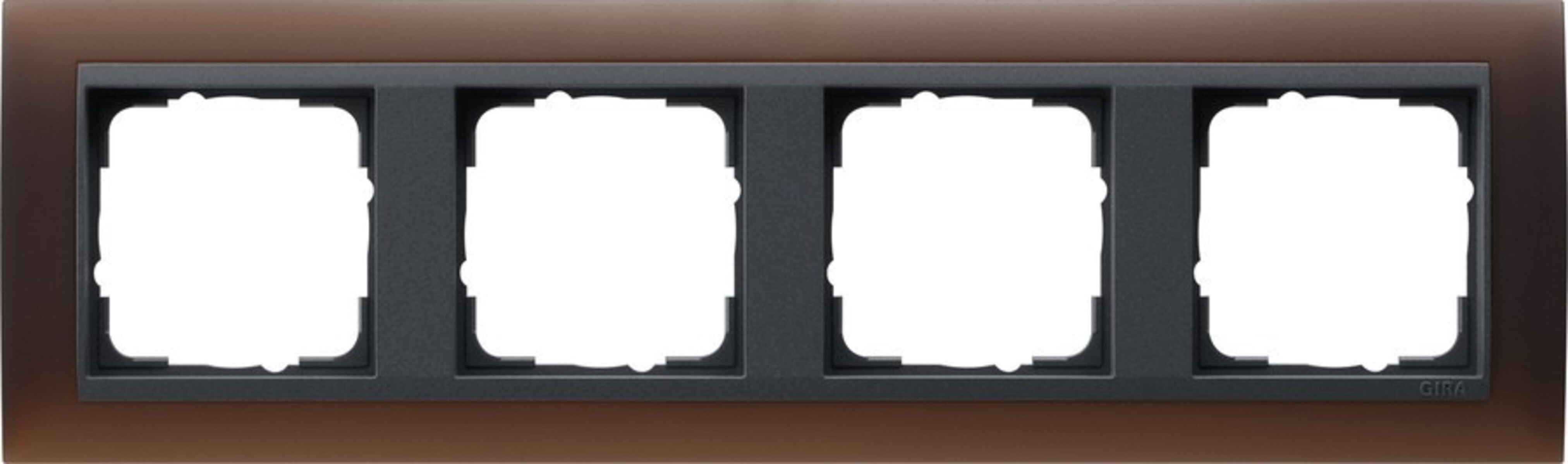Un pannello marrone per prese elettriche con quattro fessure rettangolari vuote. Cornici grigio scuro circondano le fessure.